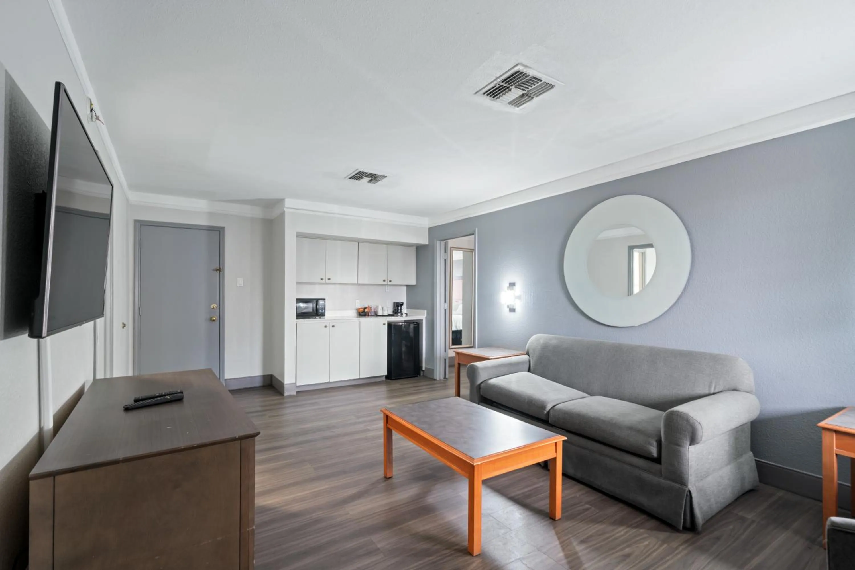 Living room, Bed in La Quinta Inn by Wyndham Corpus Christi North