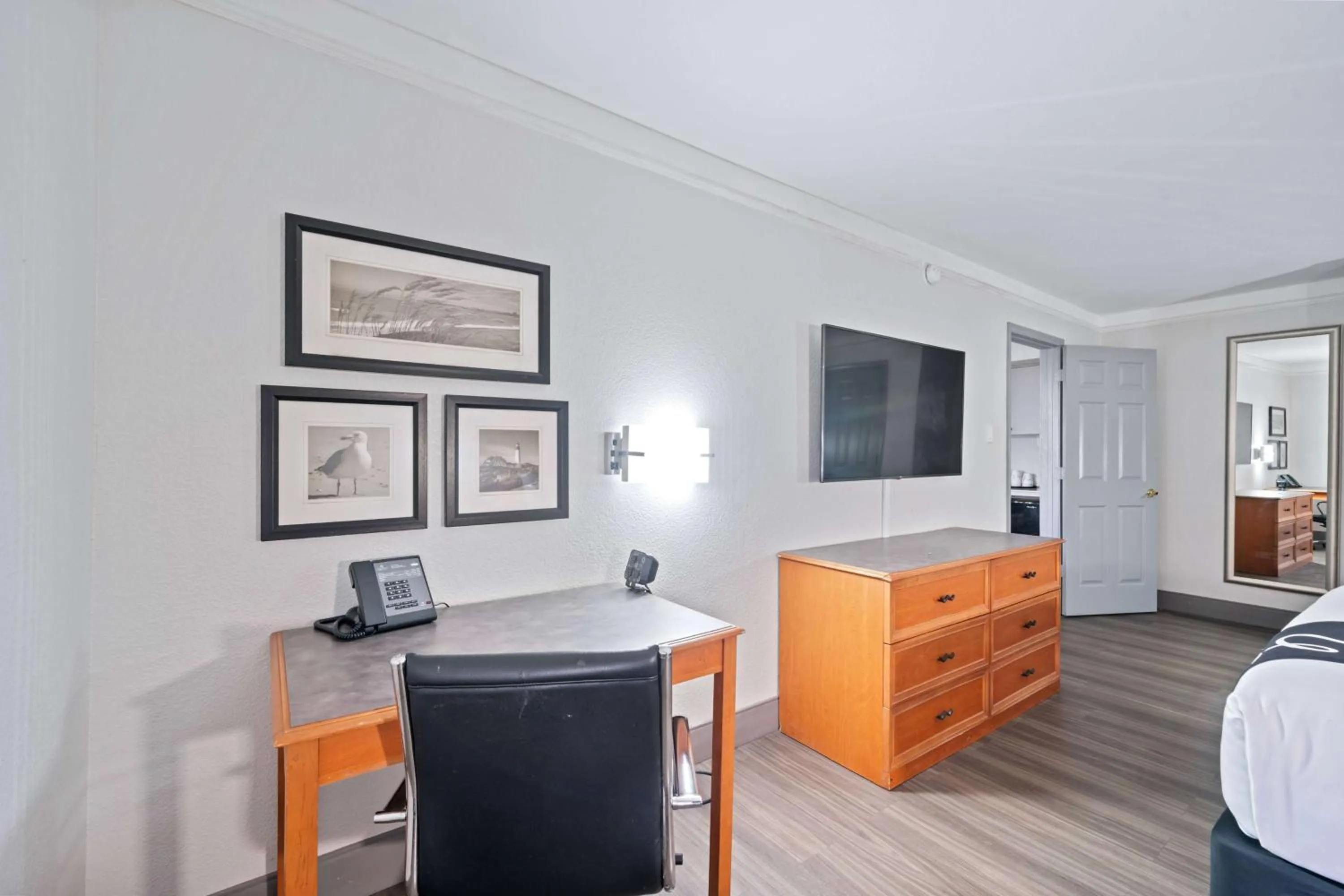 Photo of the whole room, Bed in La Quinta Inn by Wyndham Corpus Christi North