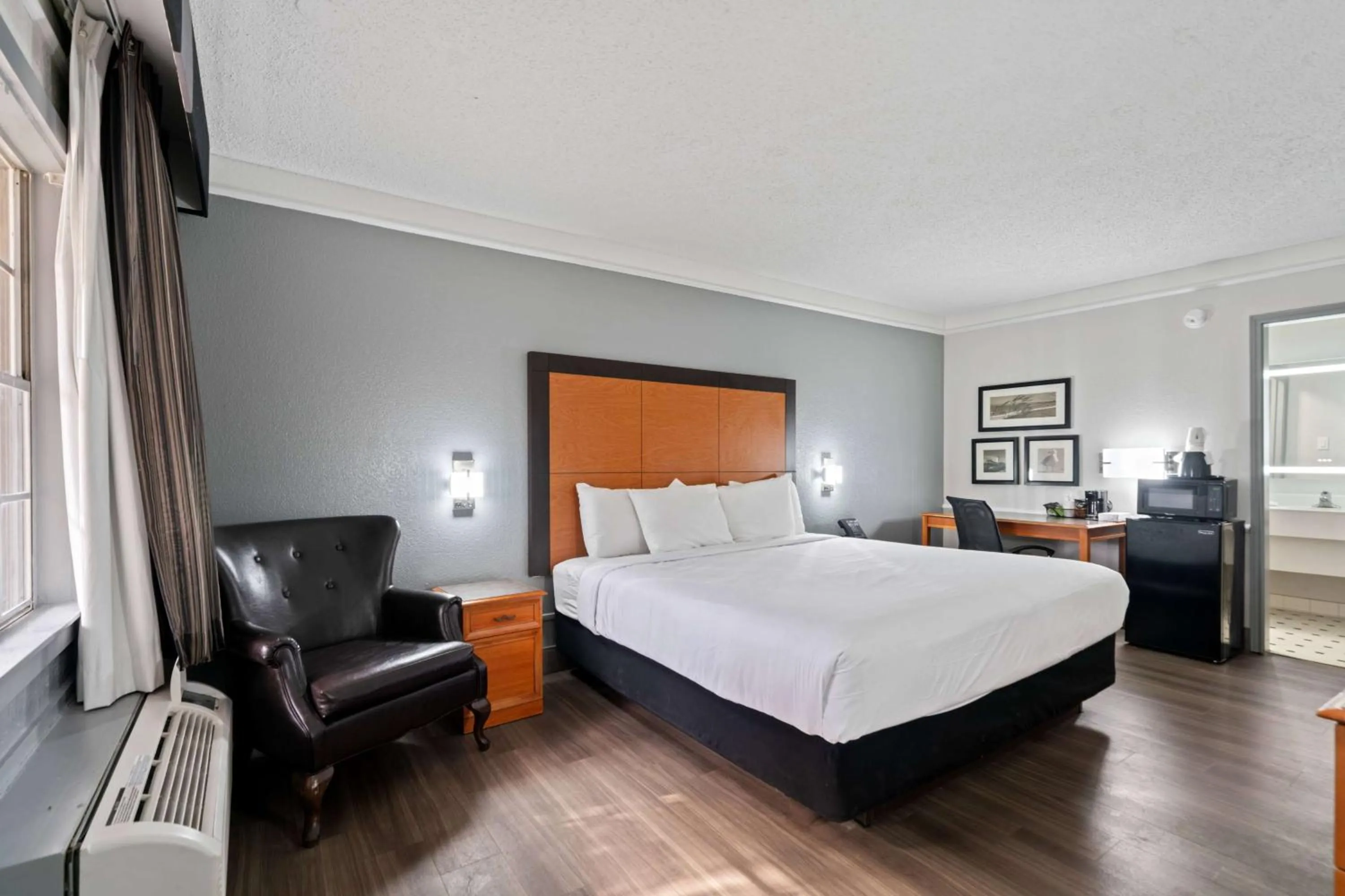 Photo of the whole room, Bed in La Quinta Inn by Wyndham Corpus Christi North