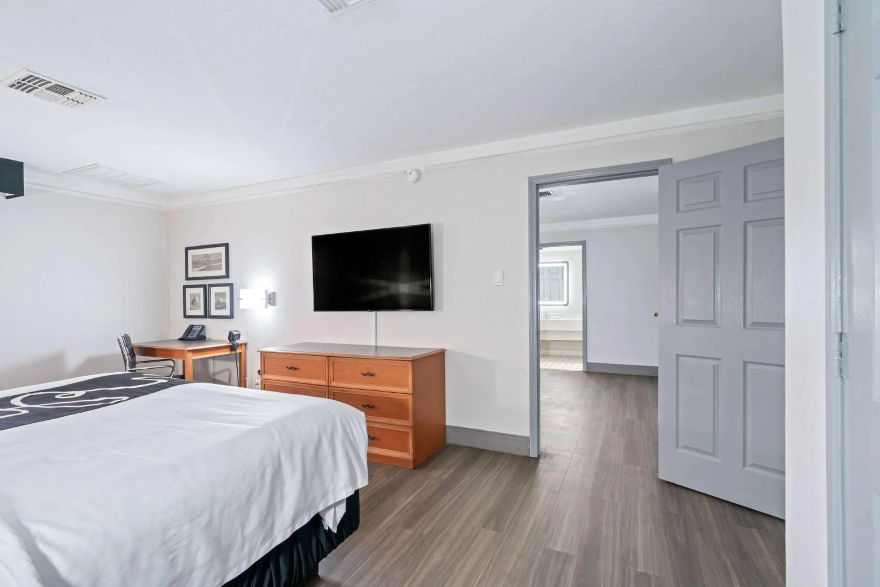 Photo of the whole room, Bed in La Quinta Inn by Wyndham Corpus Christi North