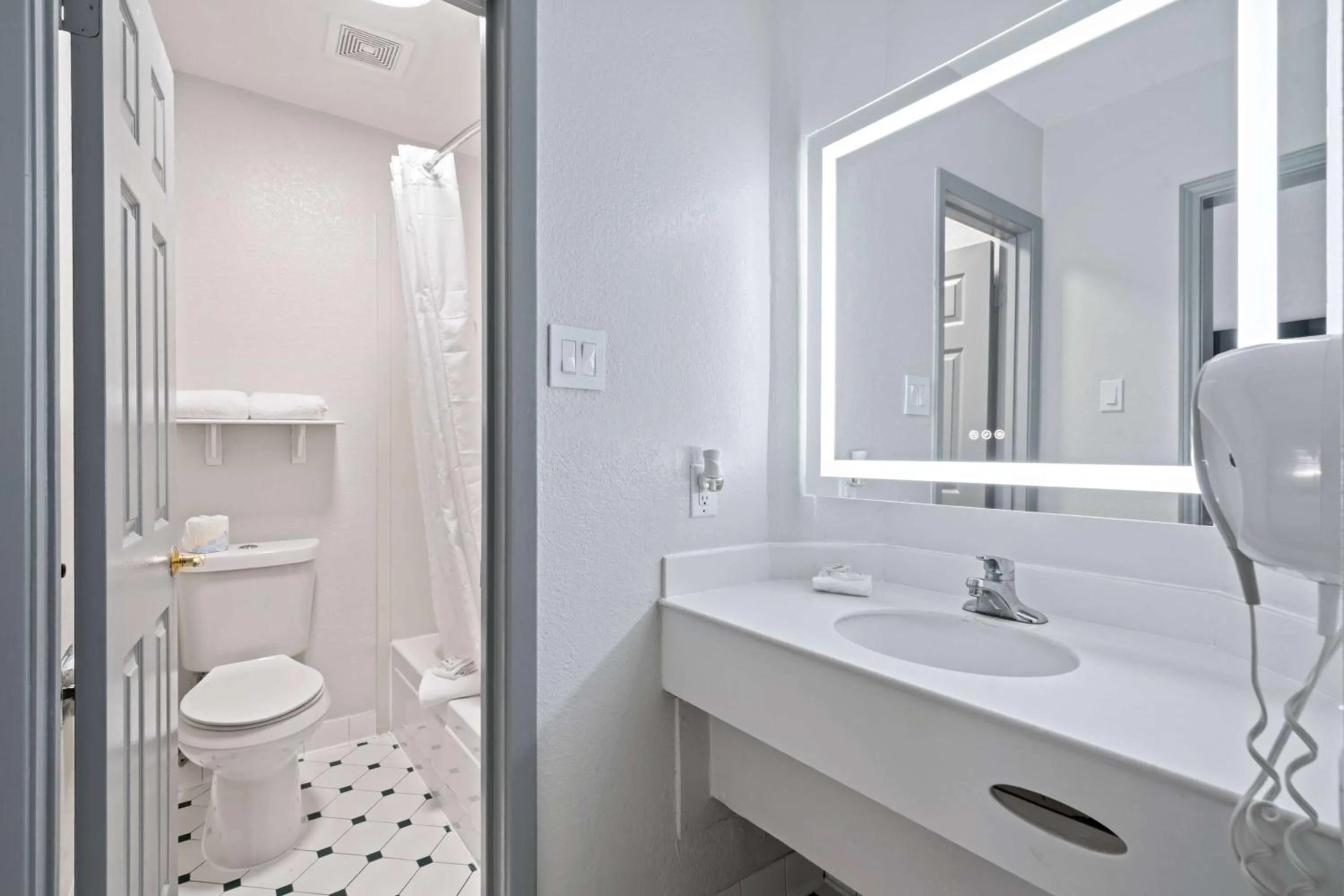 Bathroom in La Quinta Inn by Wyndham Corpus Christi North