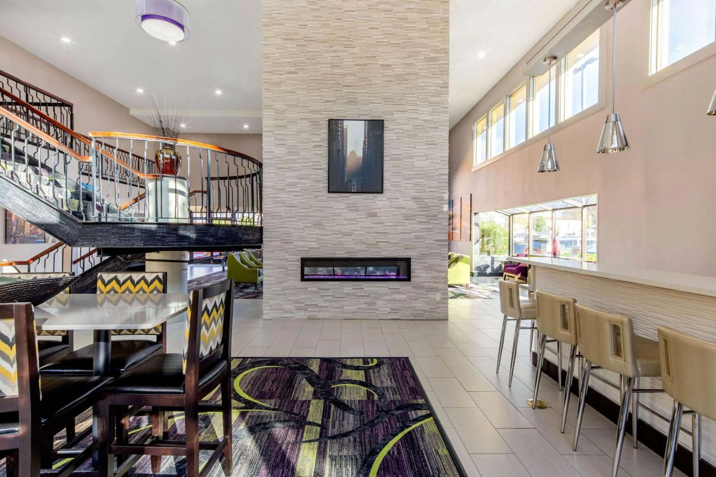 Lounge or bar in La Quinta by Wyndham Oakland - Hayward