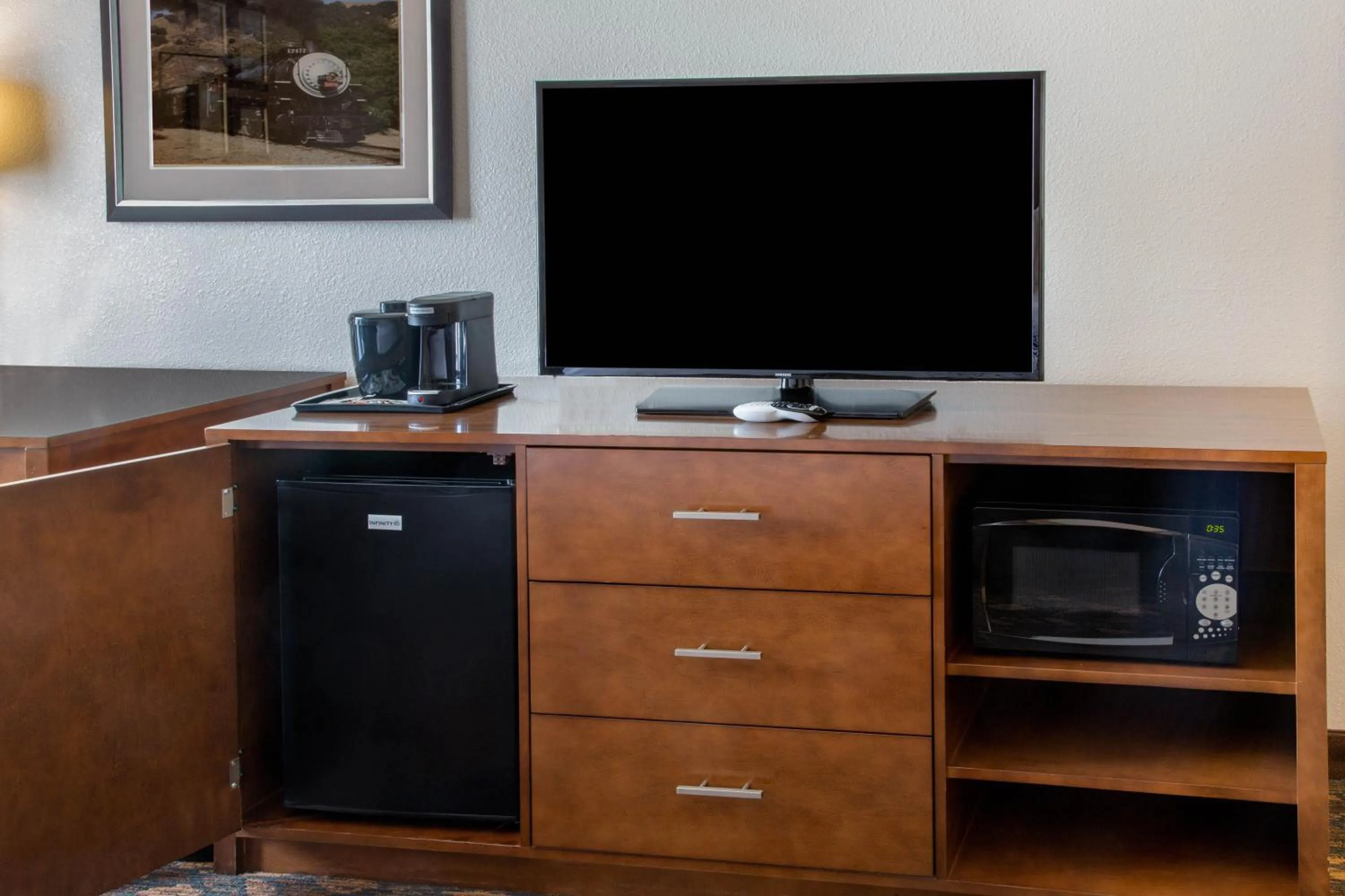 TV and multimedia in La Quinta by Wyndham Oakland - Hayward