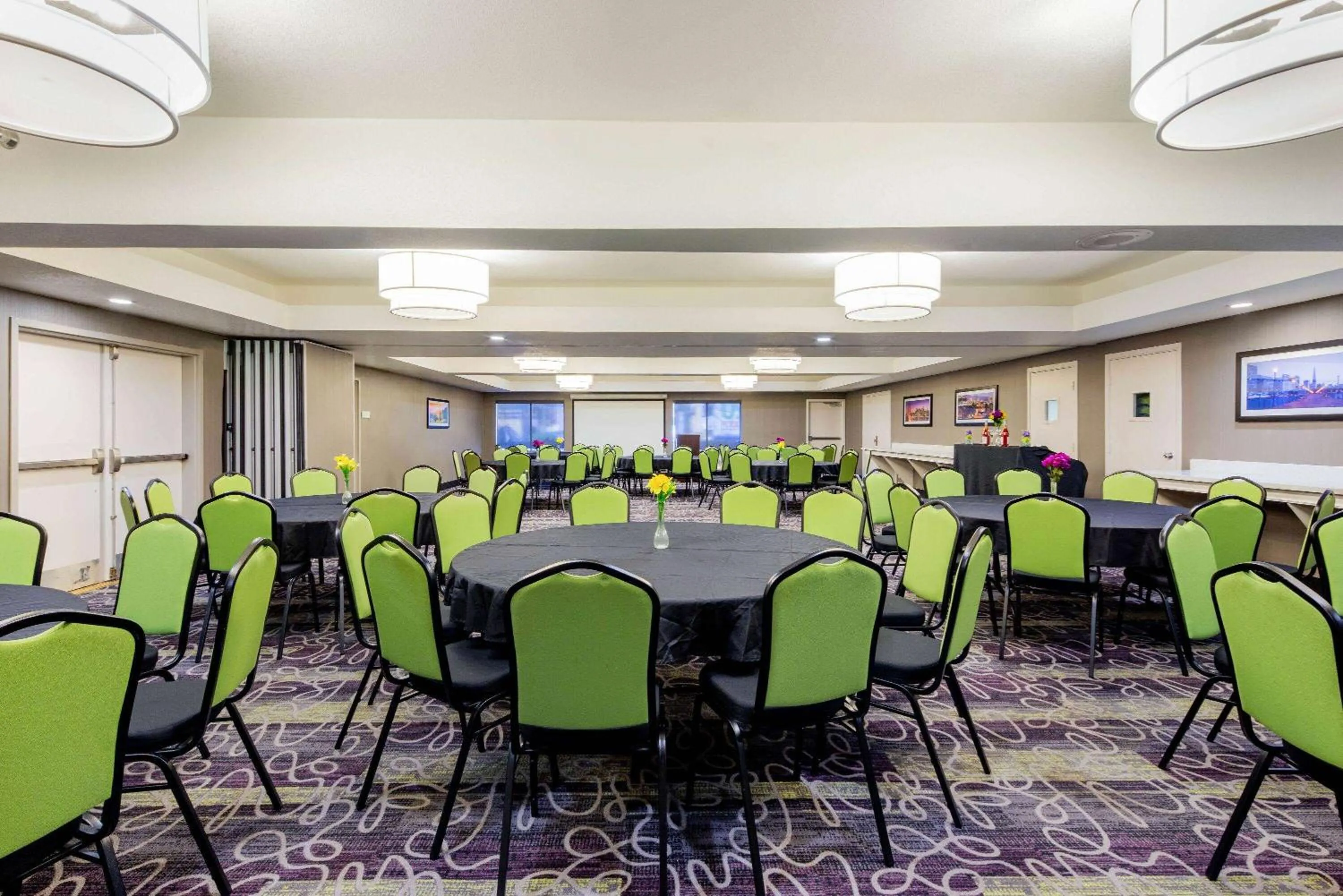 Meeting/conference room in La Quinta by Wyndham Oakland - Hayward