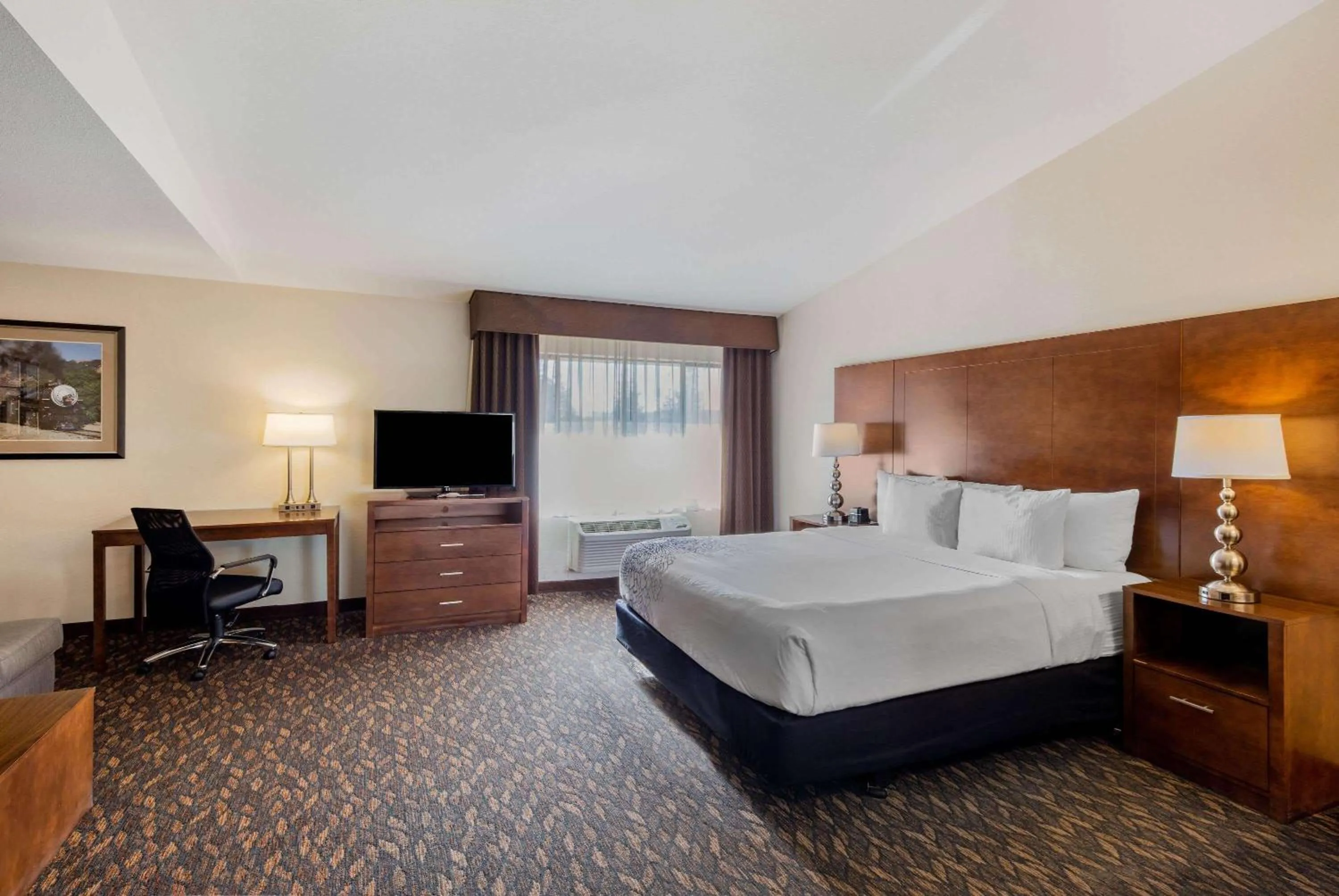 Photo of the whole room, Bed in La Quinta by Wyndham Oakland - Hayward