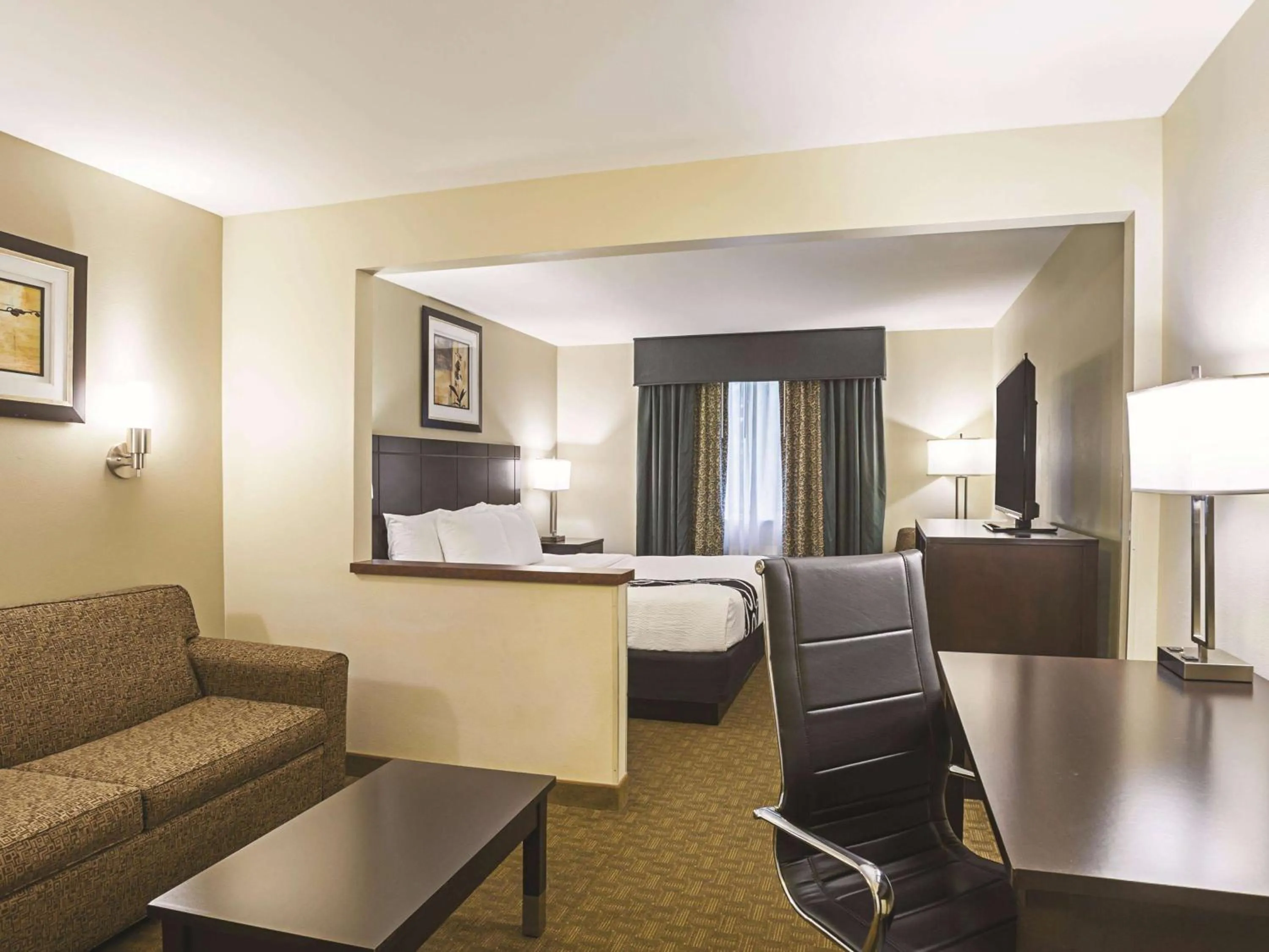 Photo of the whole room, Bed in La Quinta Inn by Wyndham Olympia - Lacey