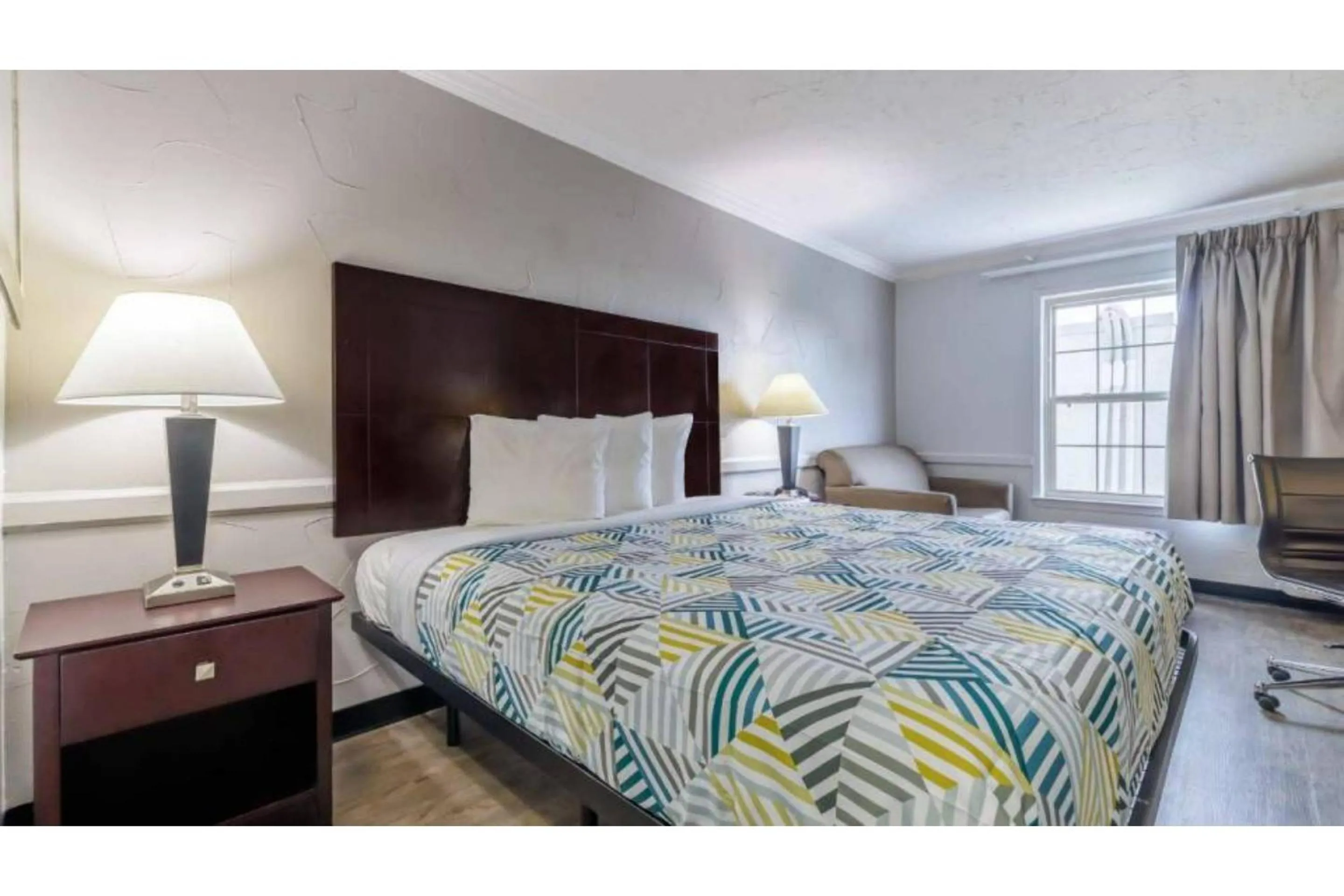 Bedroom, Bed in Motel 6 Dallas TX Downtown