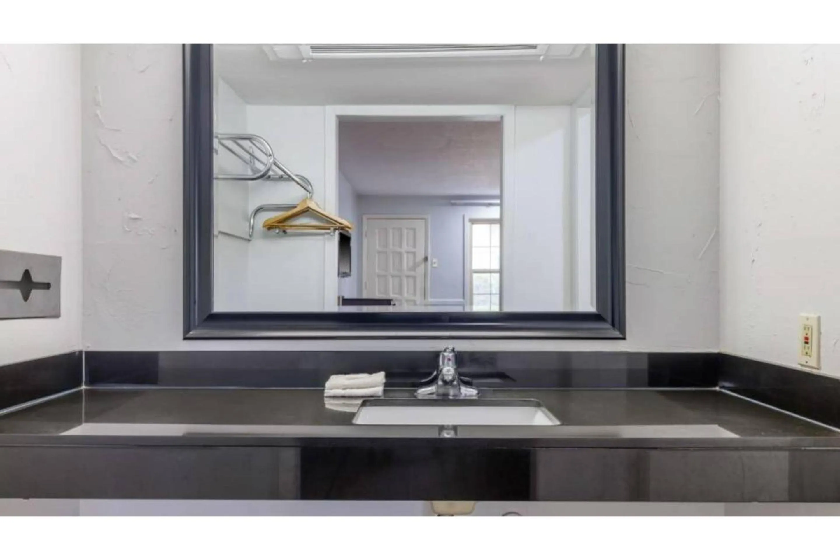 Bathroom in Motel 6 Dallas TX Downtown