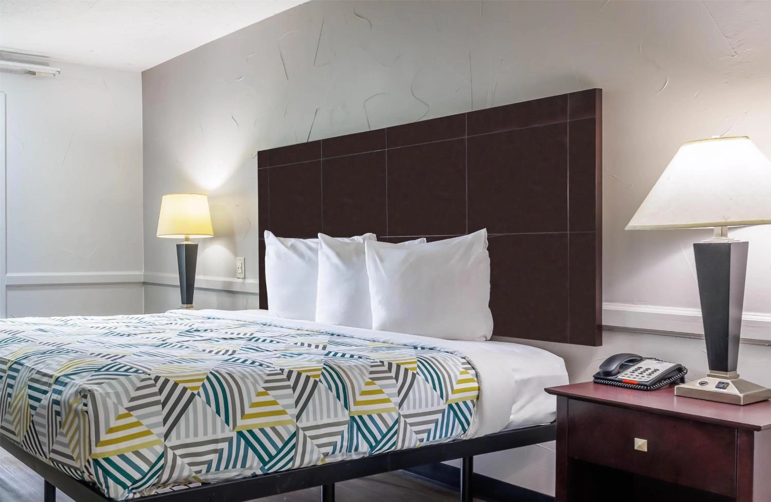 Bedroom, Bed in Motel 6 Dallas TX Downtown