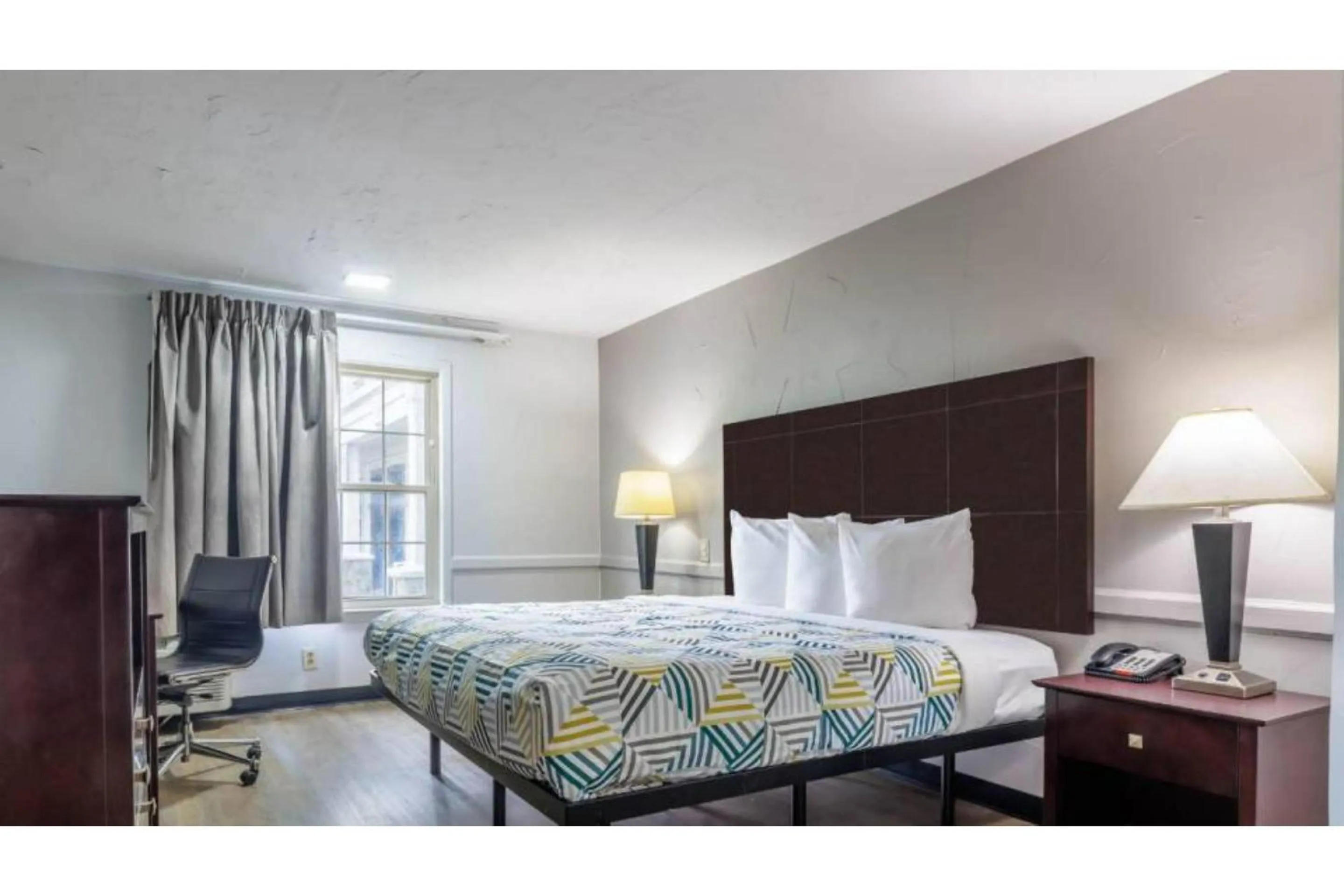 Bedroom, Bed in Motel 6 Dallas TX Downtown