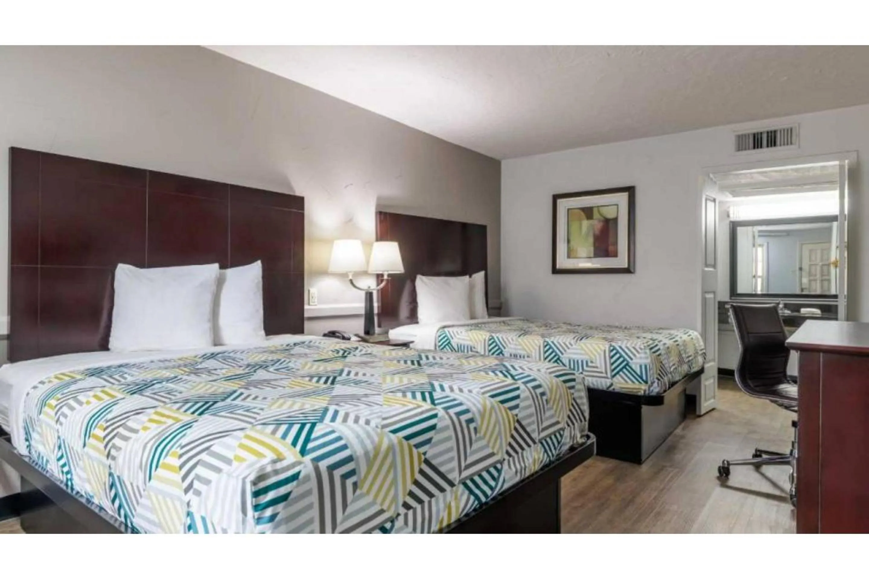 Bedroom, Bed in Motel 6 Dallas TX Downtown