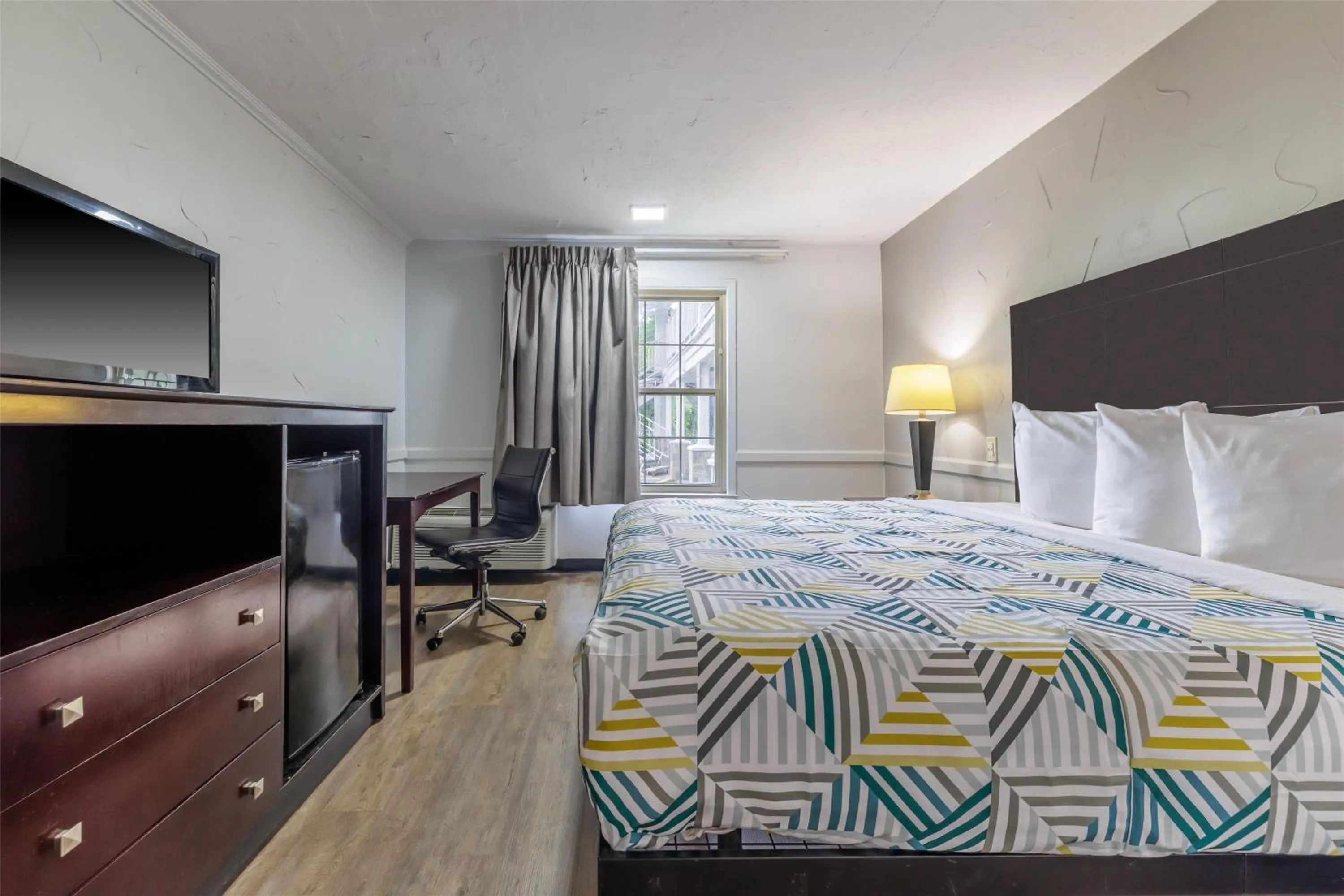 Bedroom, Bed in Motel 6 Dallas TX Downtown