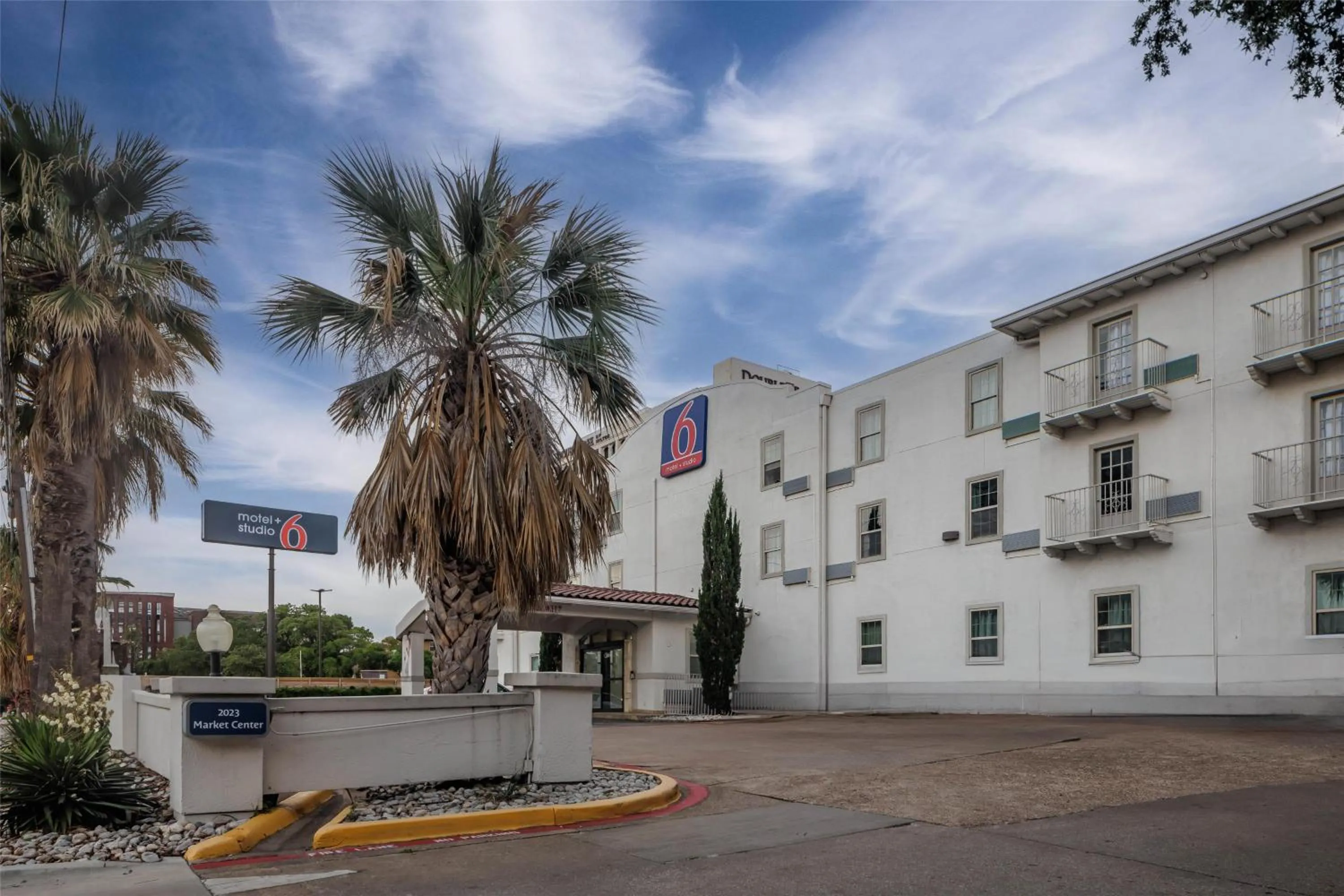 Property building in Motel 6 Dallas TX Downtown