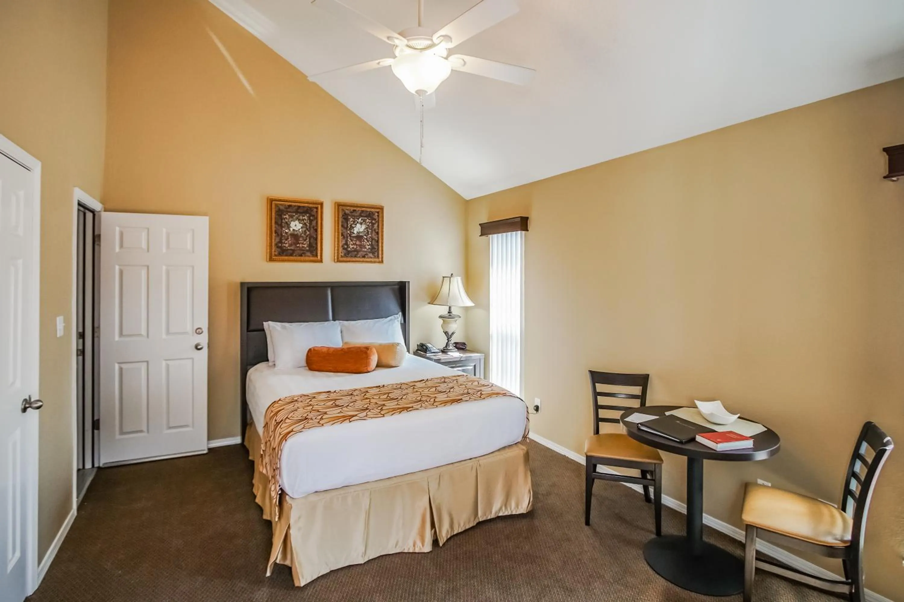 Bedroom, Bed in The Townhouses