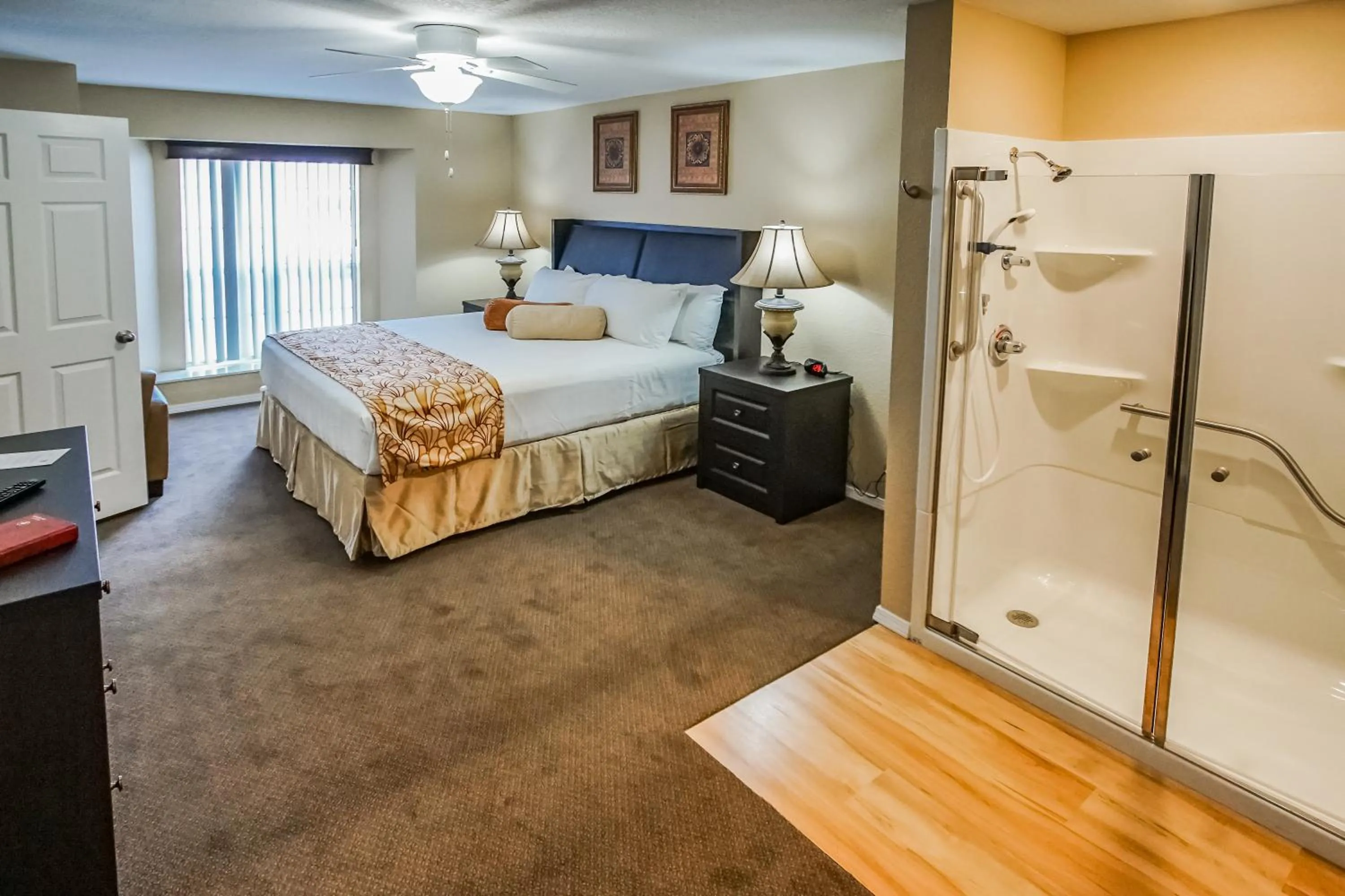 Shower, Bed in The Townhouses