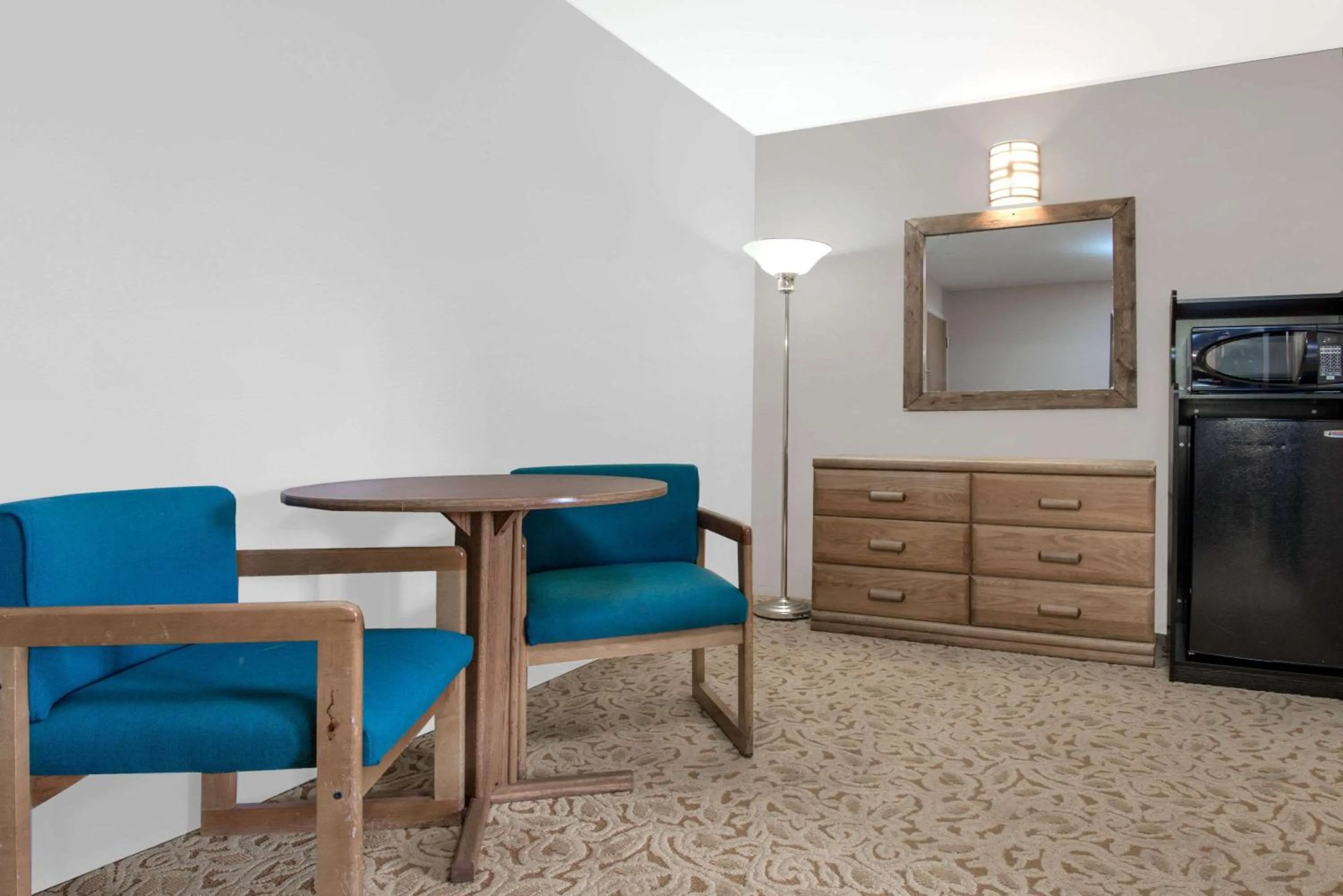 Photo of the whole room in Super 8 by Wyndham Taos