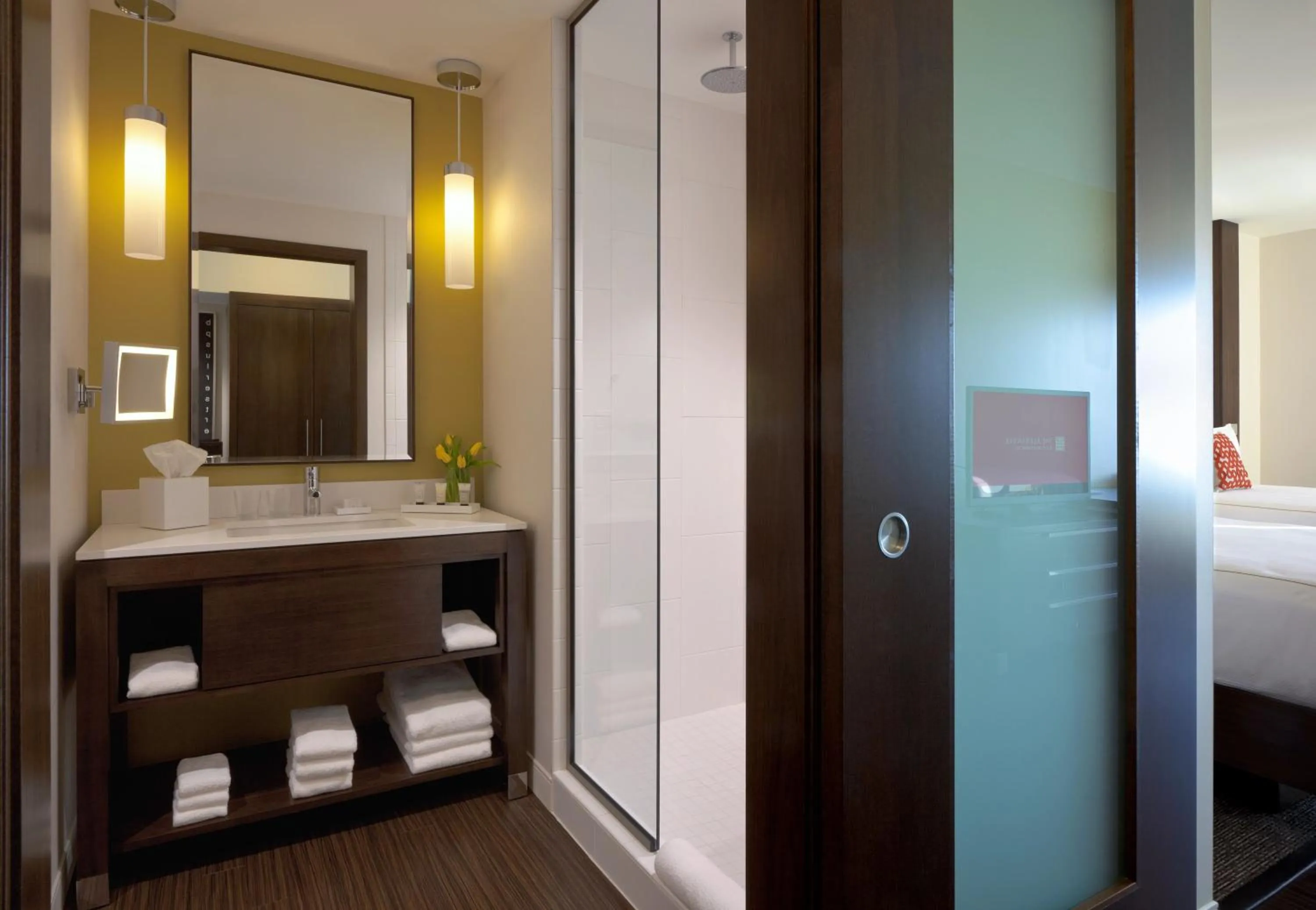 Bathroom, Bed in The Alexander