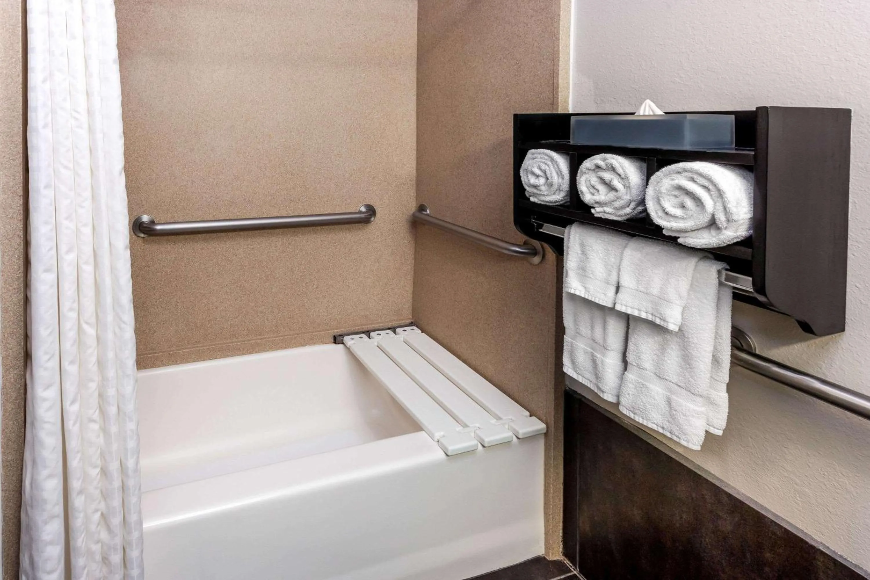 Bathroom, Bed in La Quinta by Wyndham Laredo Airport