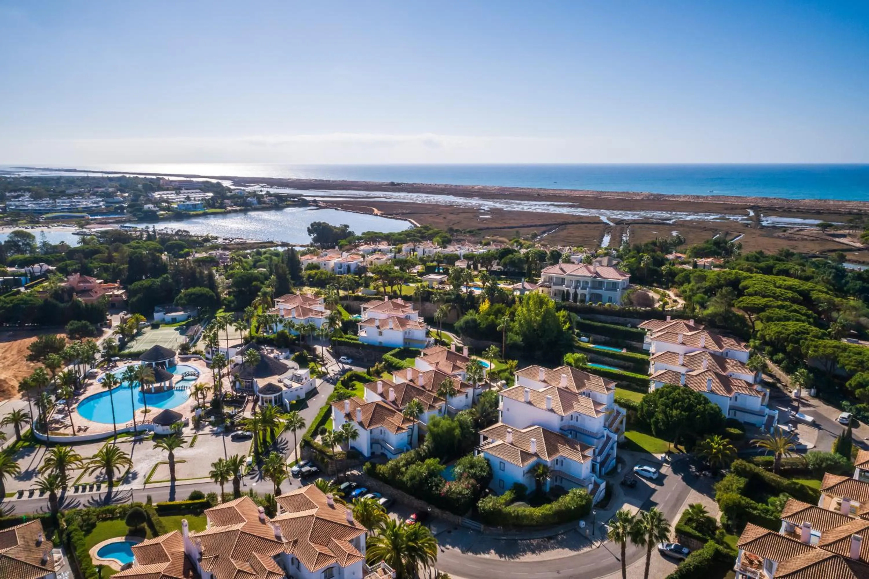 Property building in Encosta Do Lago Resort Club