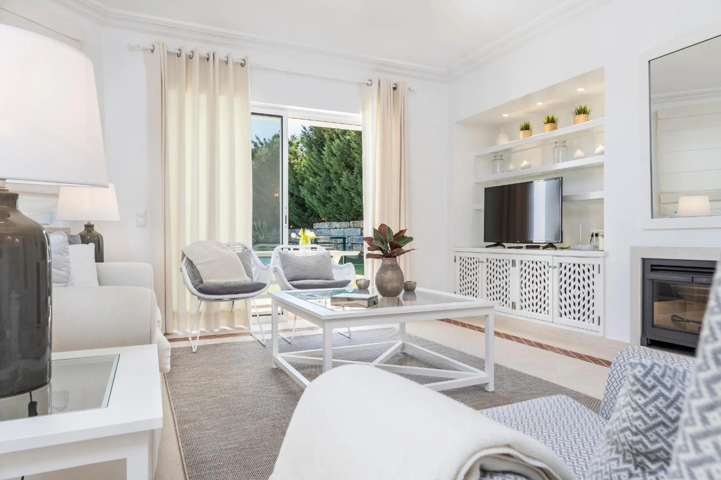 Communal lounge/ TV room in Encosta Do Lago Resort Club