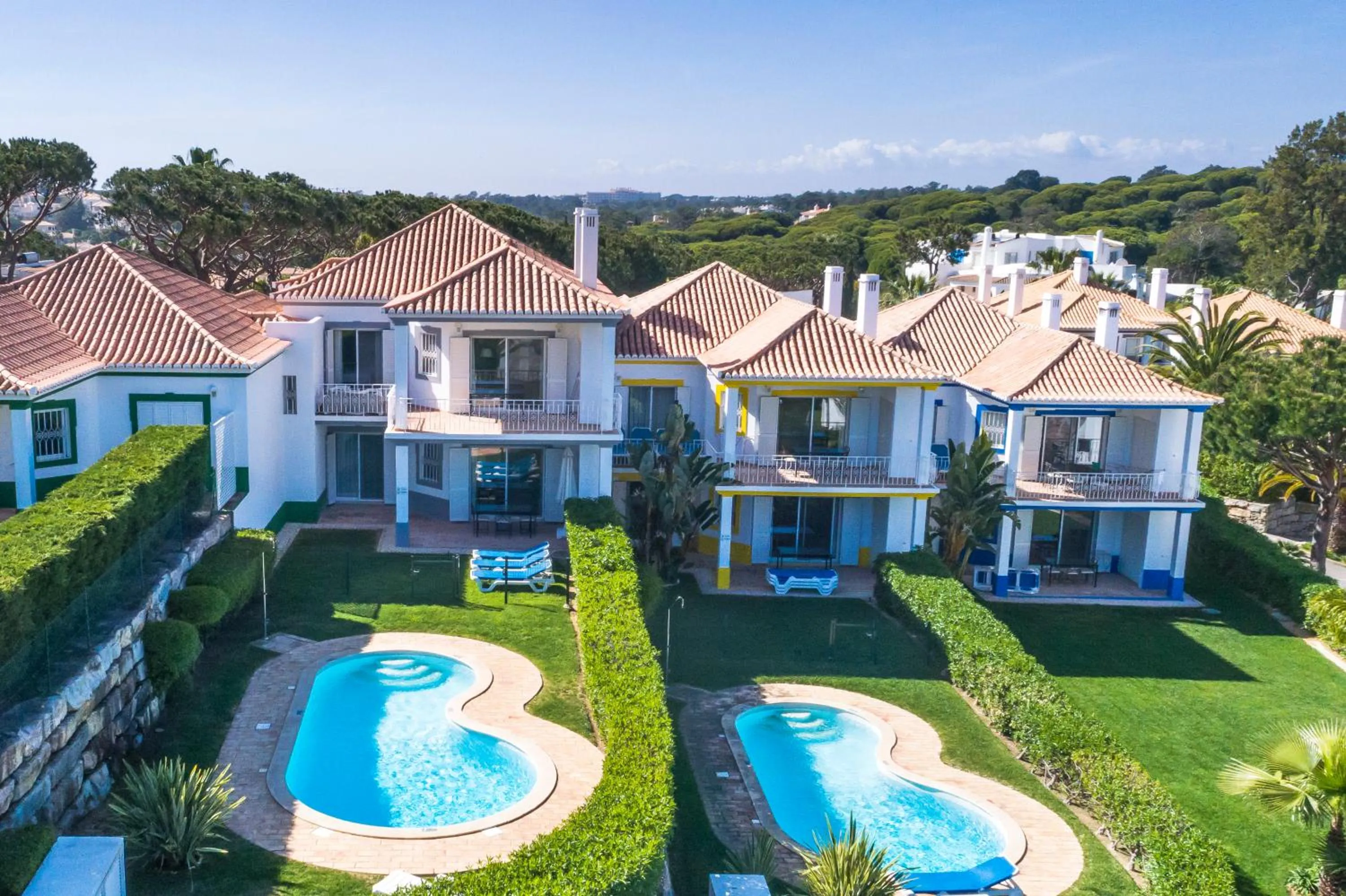 Property building in Encosta Do Lago Resort Club