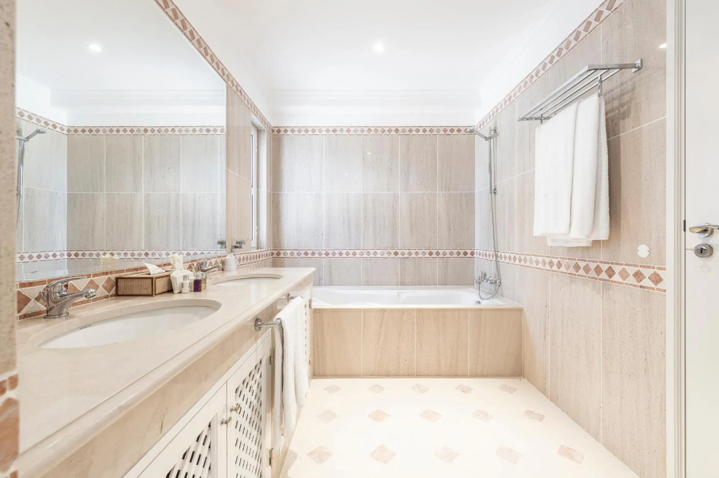 Bathroom in Encosta Do Lago Resort Club