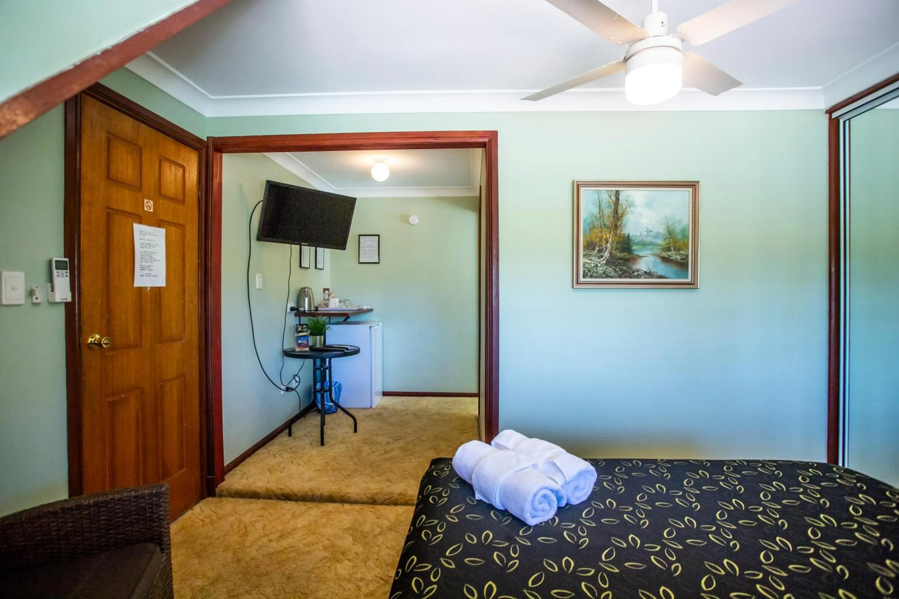 TV and multimedia, Bed in Ainslie Manor Guest House
