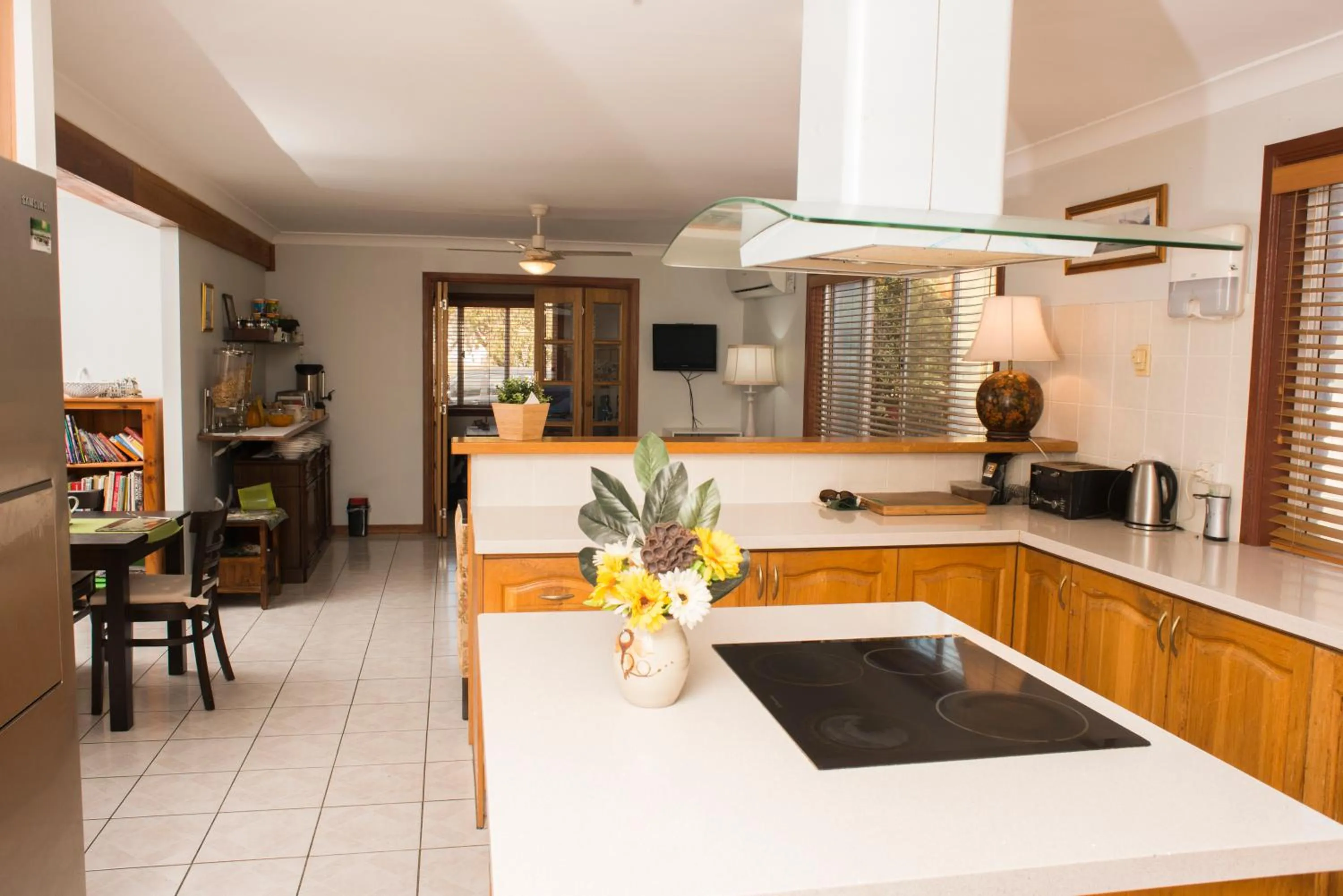 Kitchen or kitchenette in Ainslie Manor Guest House