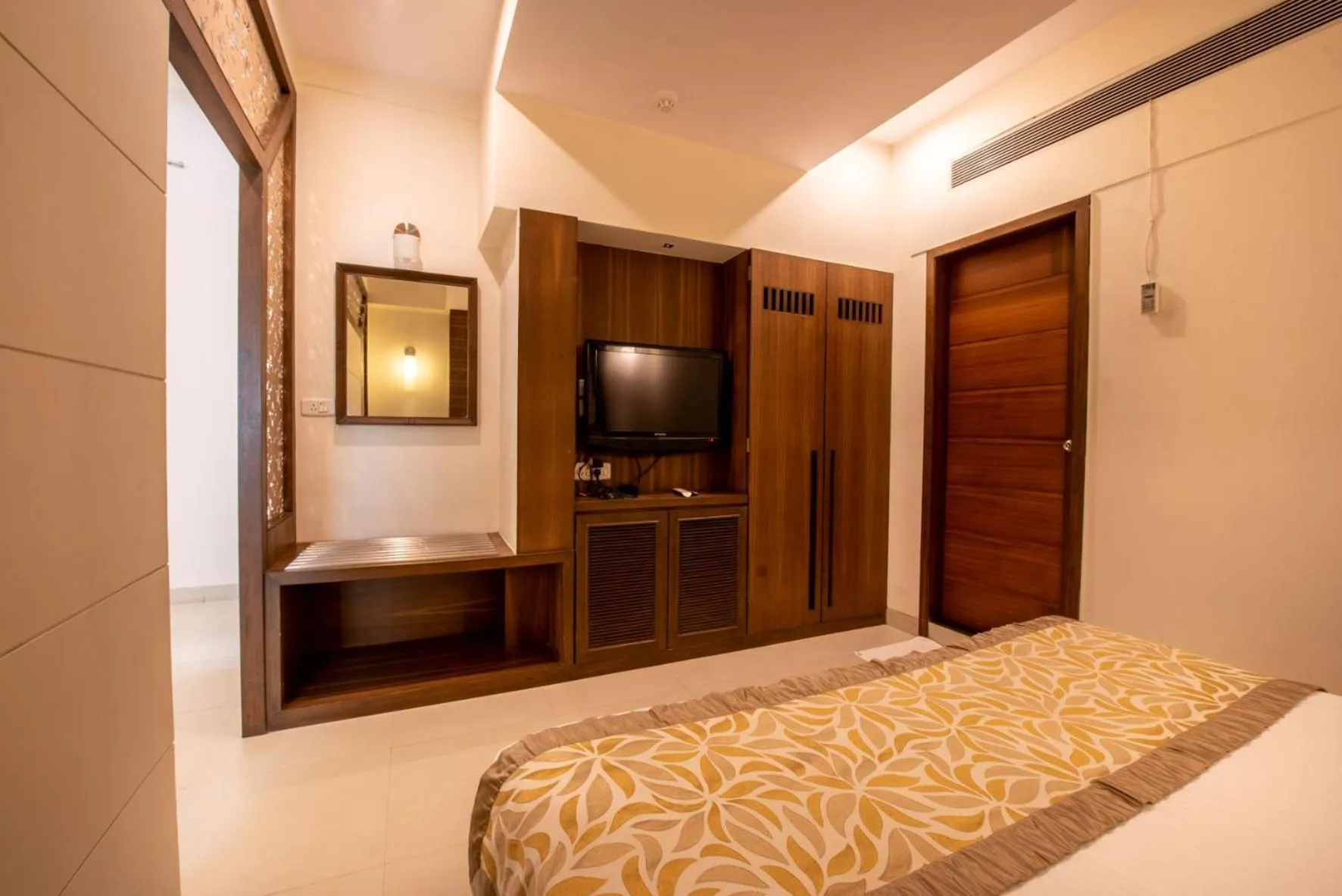 Bedroom, Bed in La-Paz Gardens Beacon Hotel - Vasco da Gama Goa