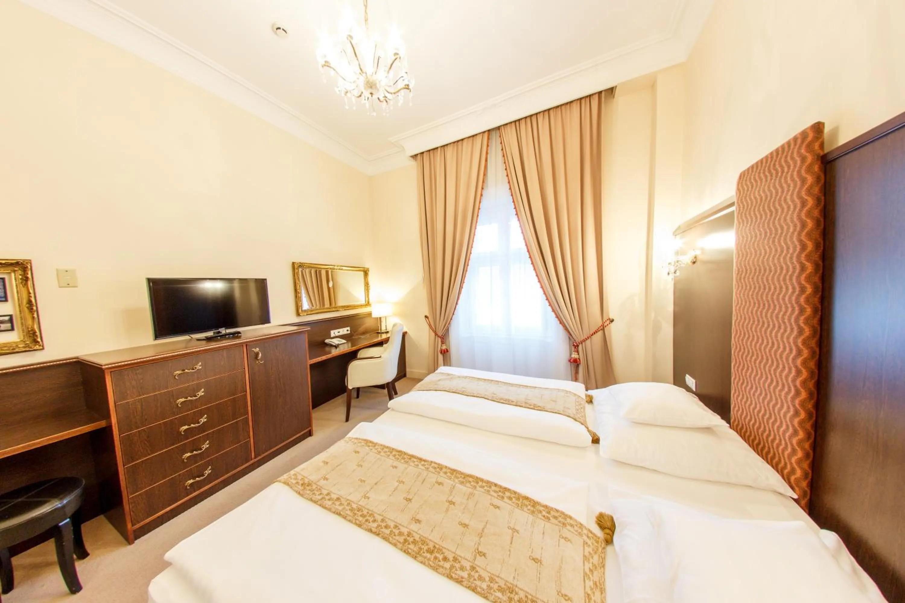 Photo of the whole room, Bed in Hotel Kristály Imperial