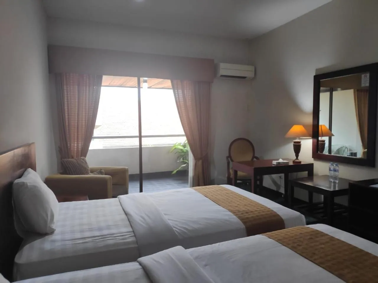 Balcony/Terrace, Bed in New Grand Park Hotel