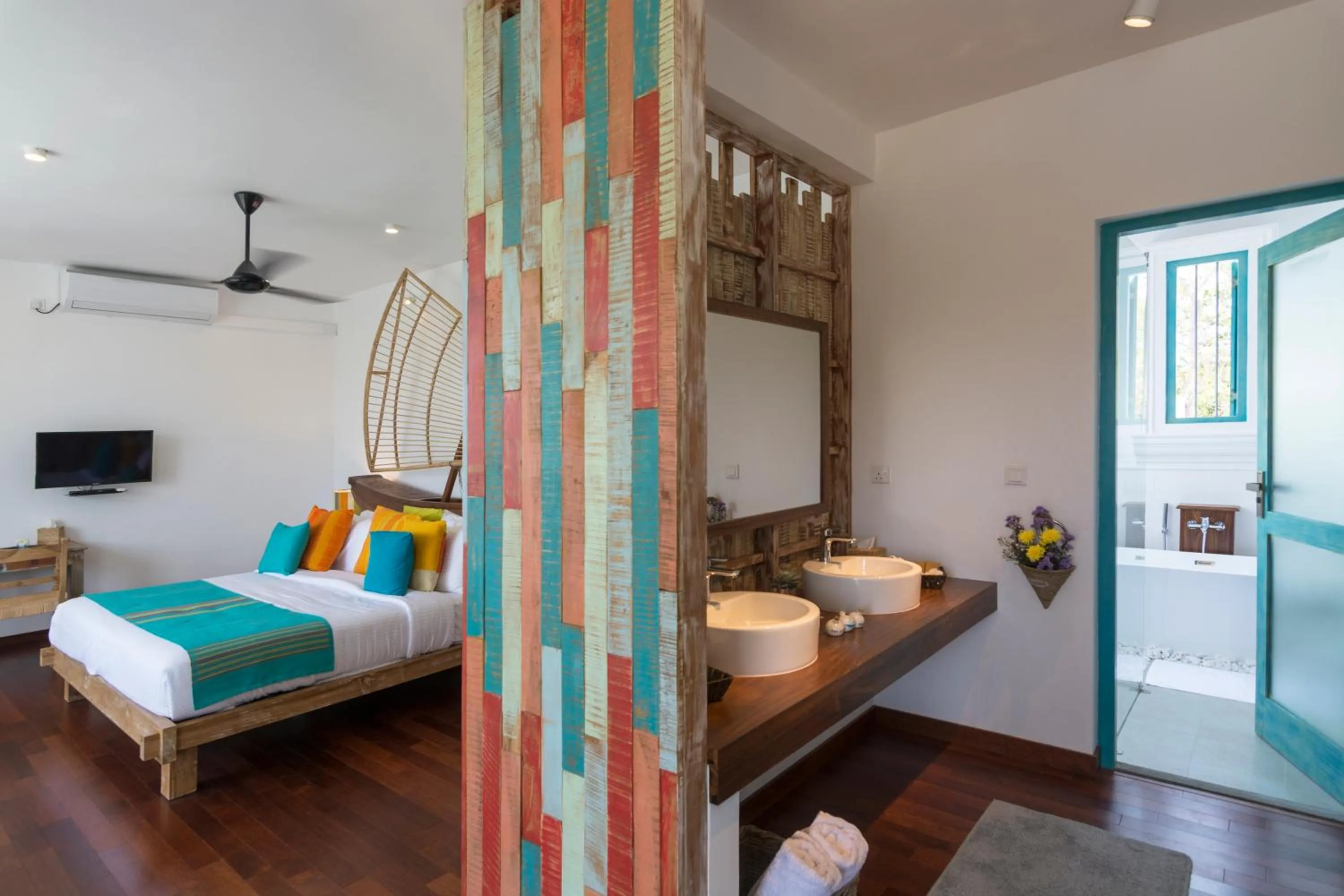 Shower, Bed in 33 Lake Terrace