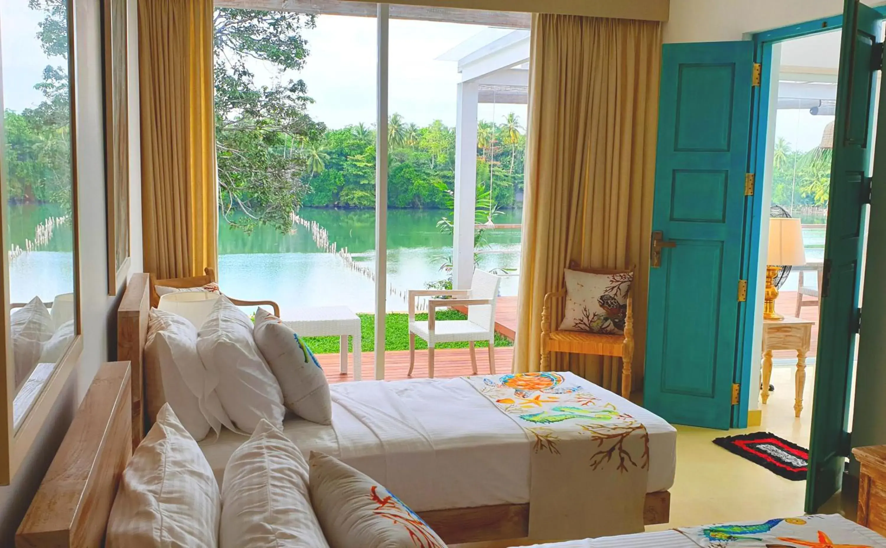 Twin Room with Lake View in 33 Lake Terrace Twin Room with Lake View in 33 Lake Terrace