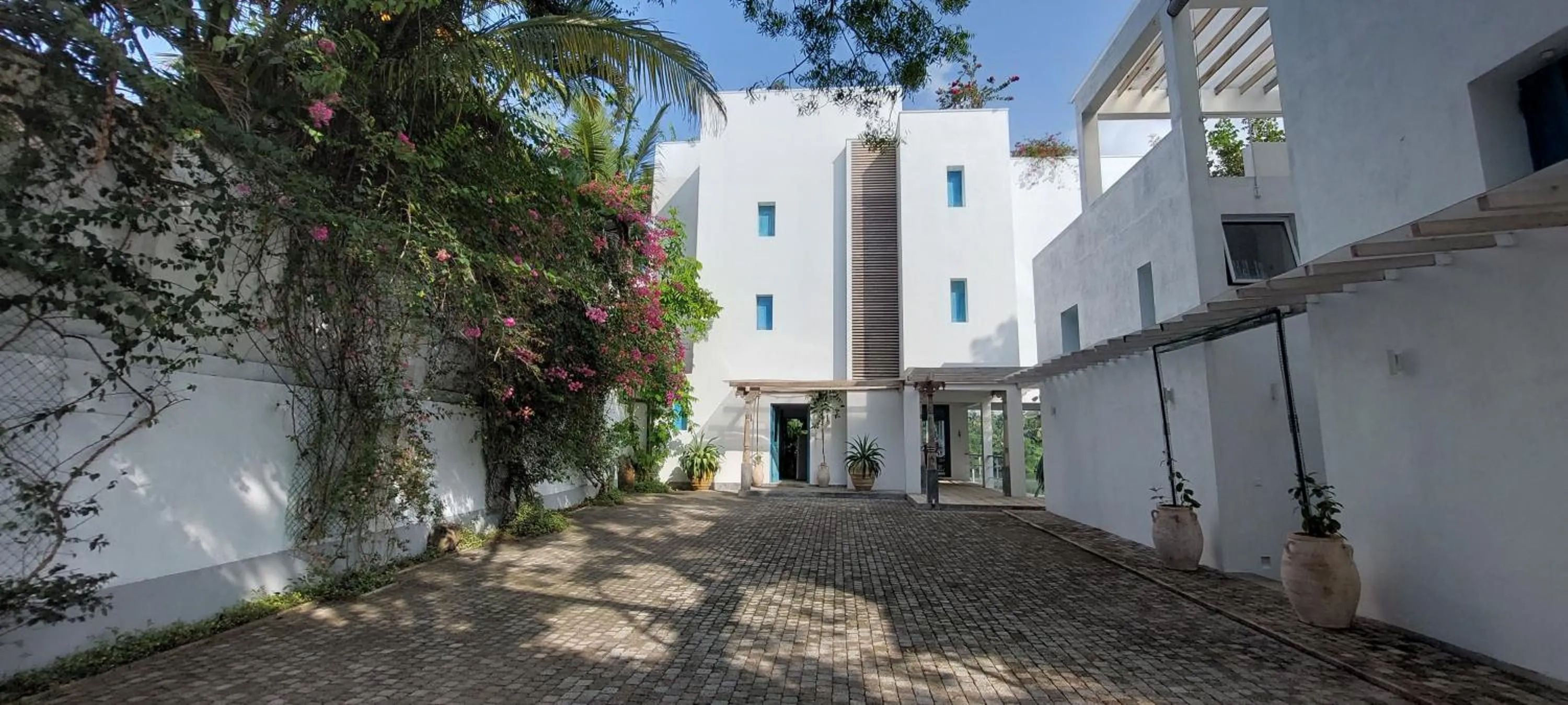 Property building in 33 Lake Terrace