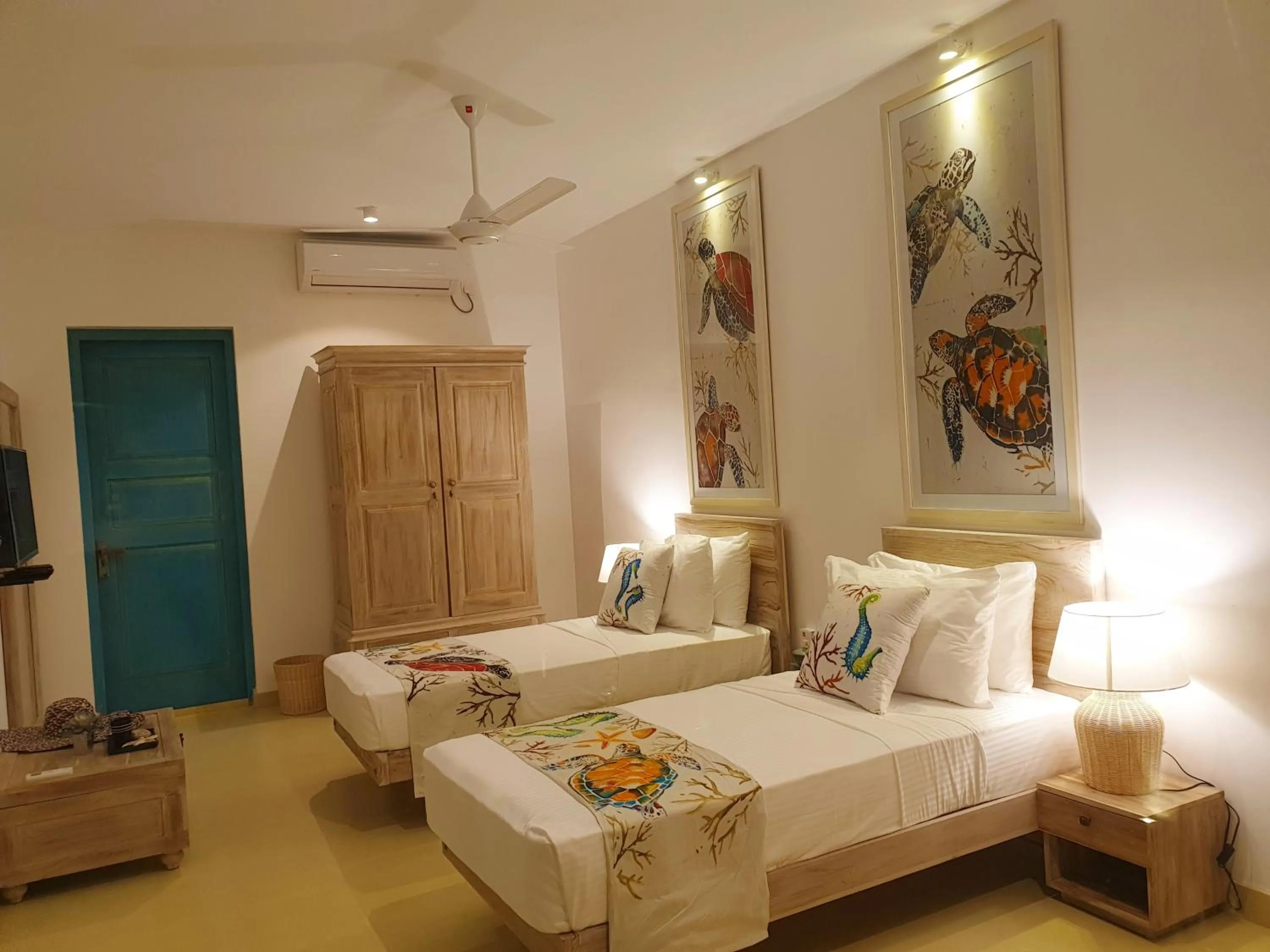 Shower, Bed in 33 Lake Terrace