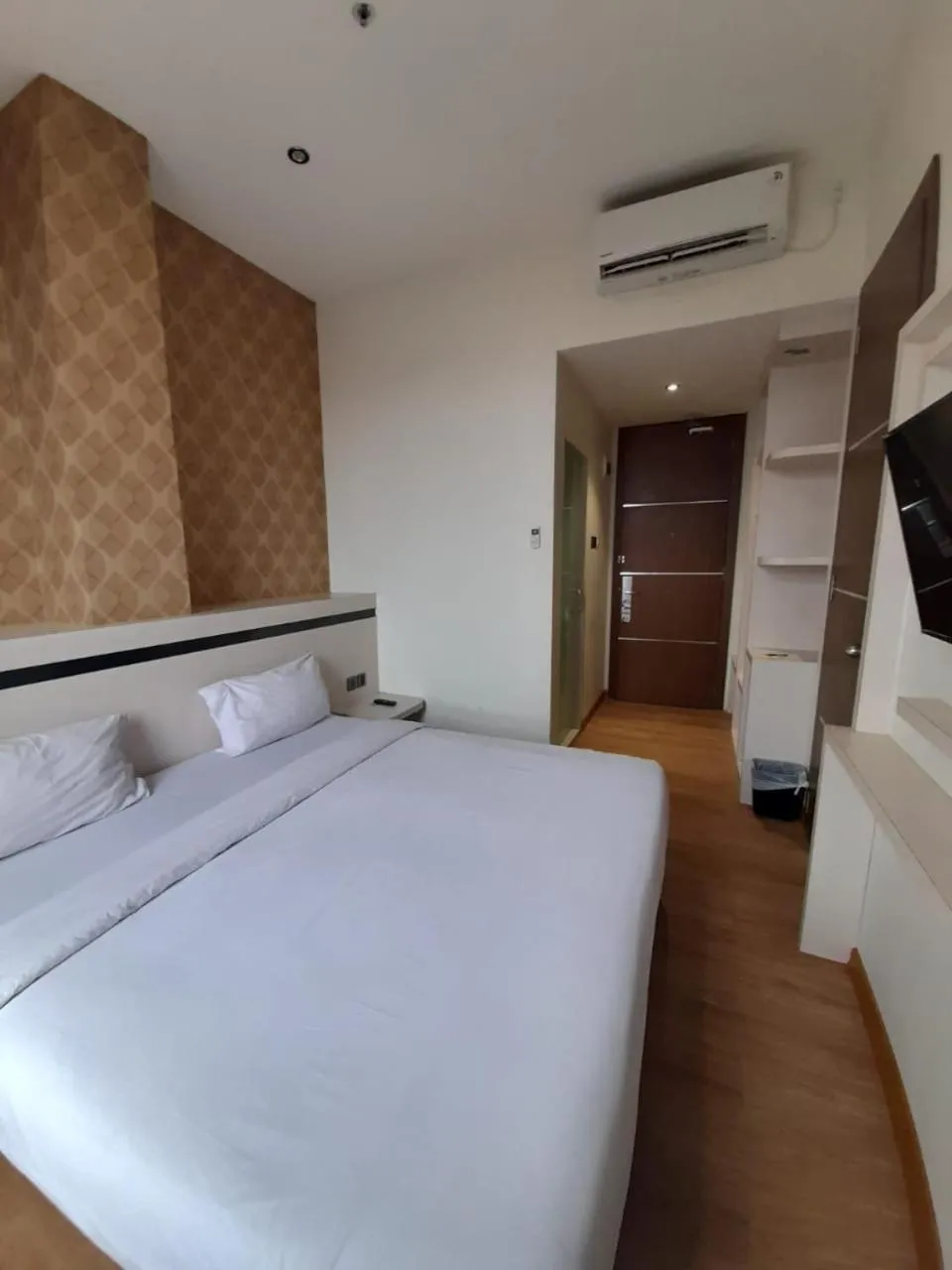 Bed in Blitz Hotel Batam Centre
