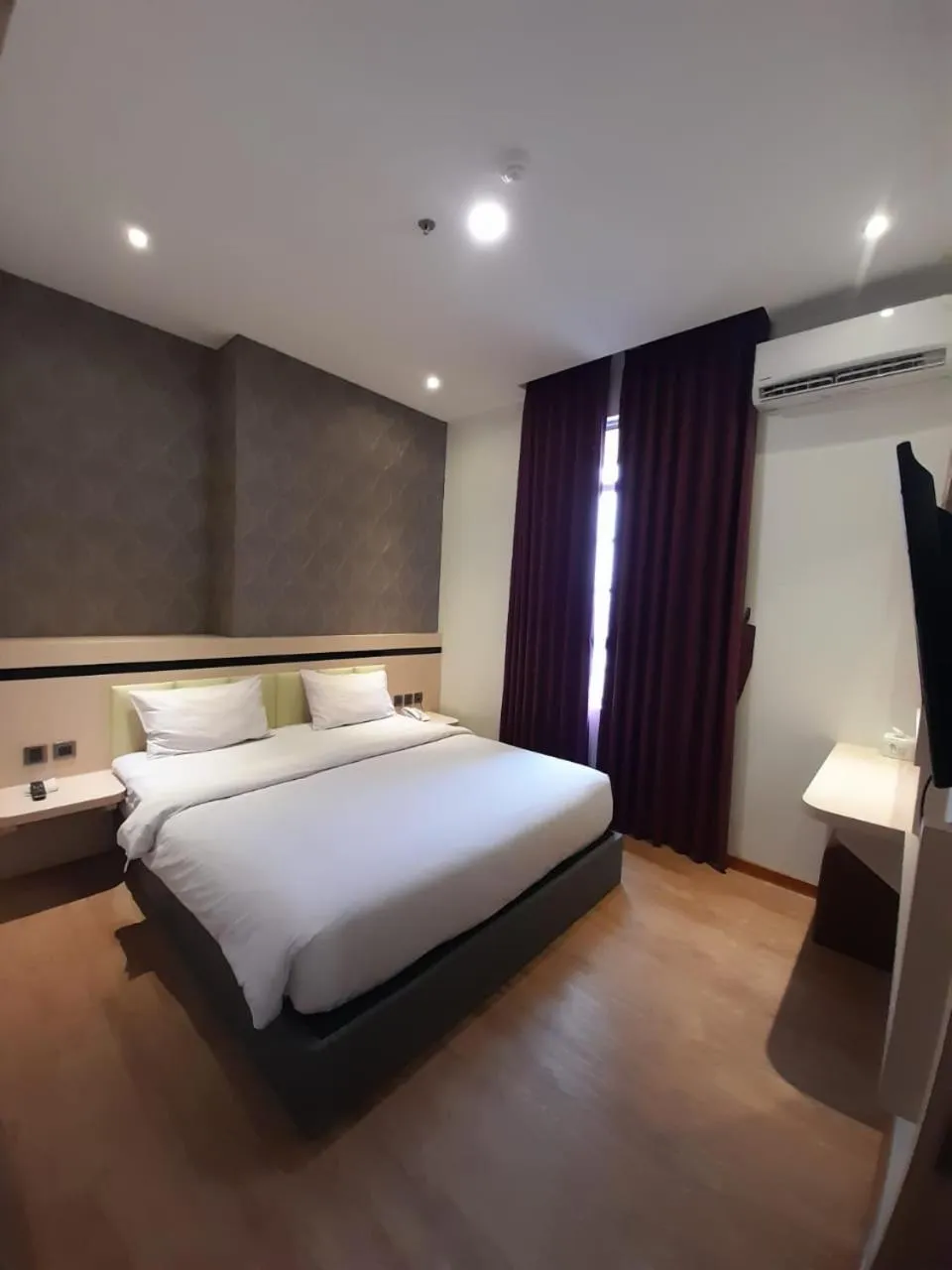 Bed in Blitz Hotel Batam Centre