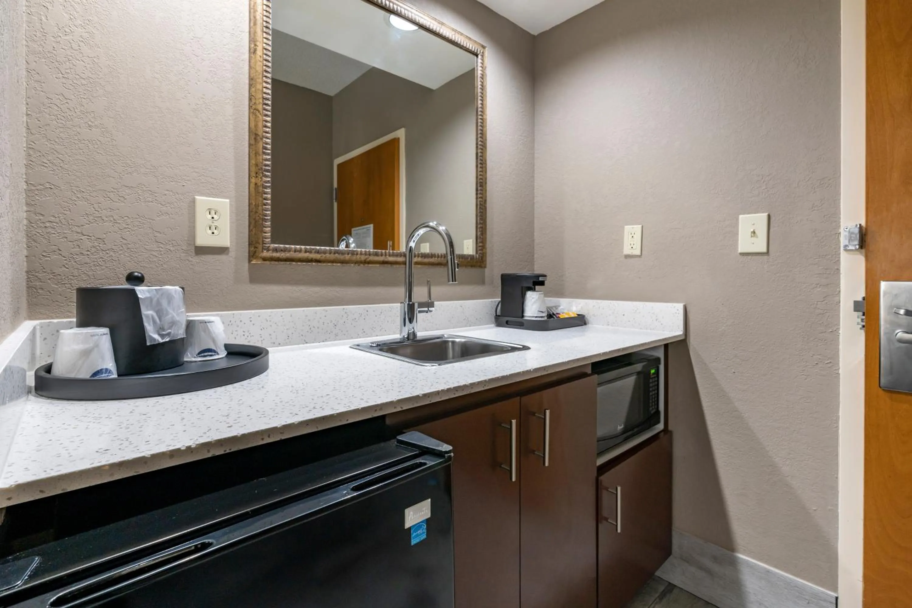 Kitchen or kitchenette in Hampton Inn & Suites Louisville East