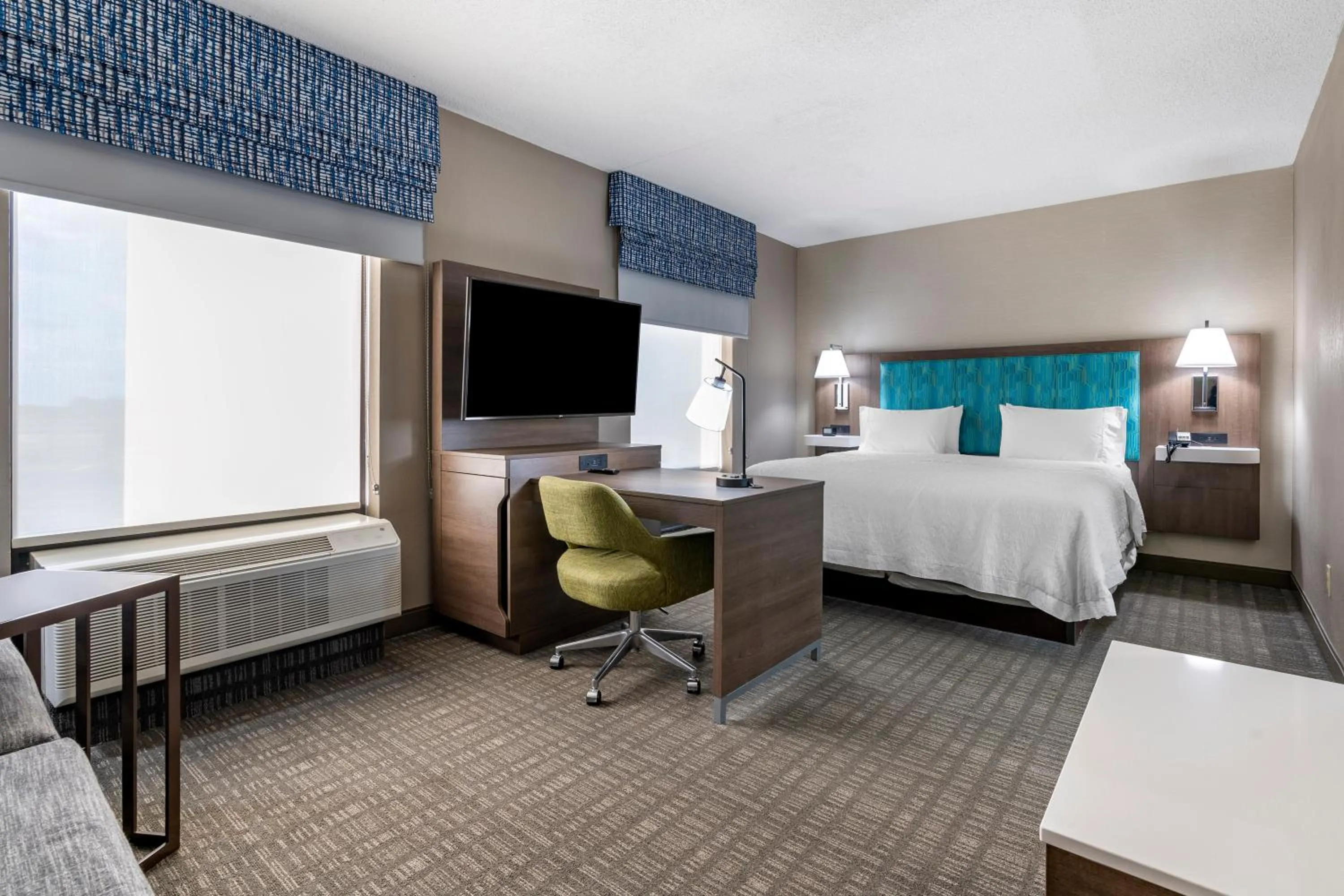 Bedroom, Bed in Hampton Inn & Suites Louisville East