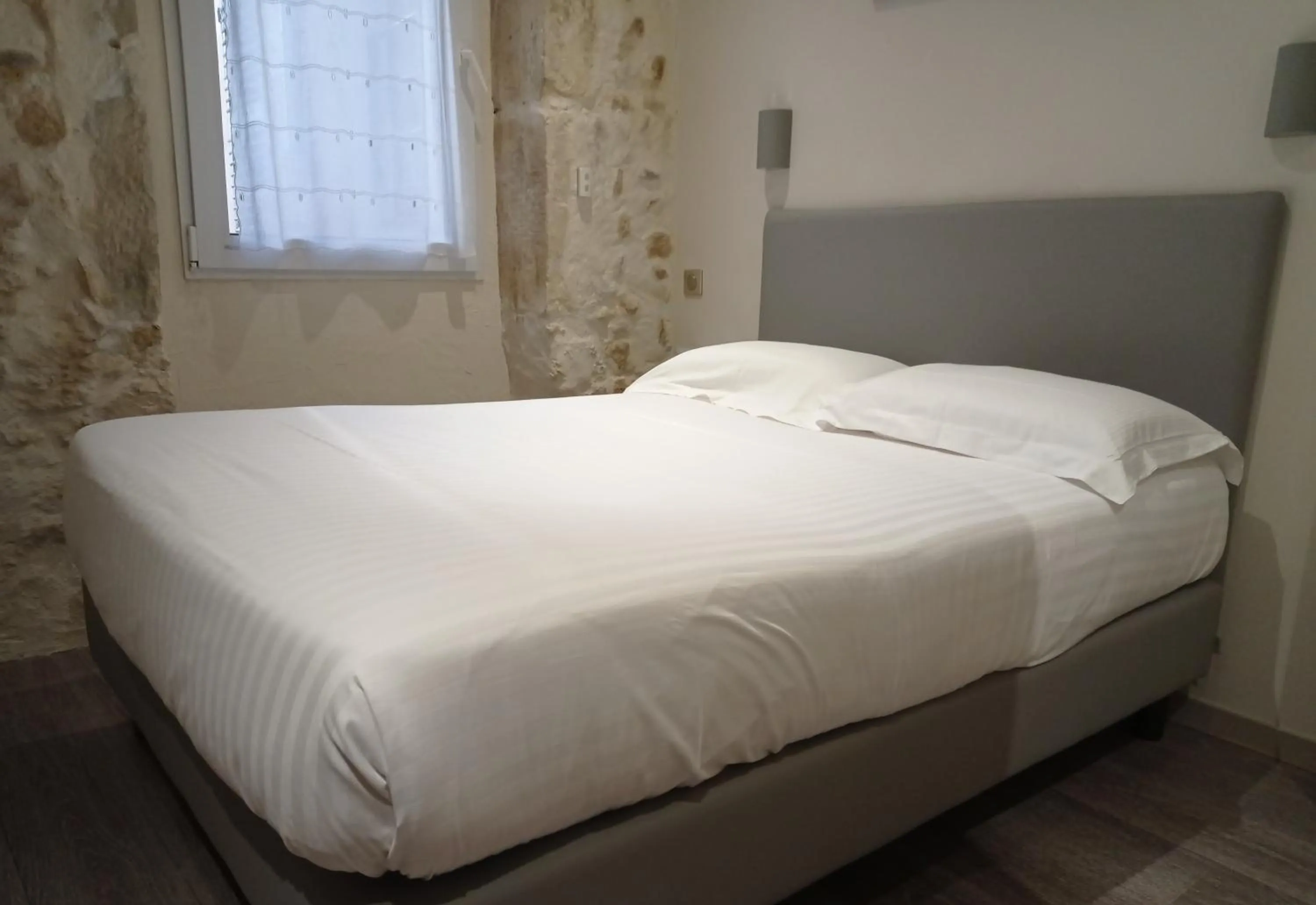 Property building, Bed in Hotel de la Couronne