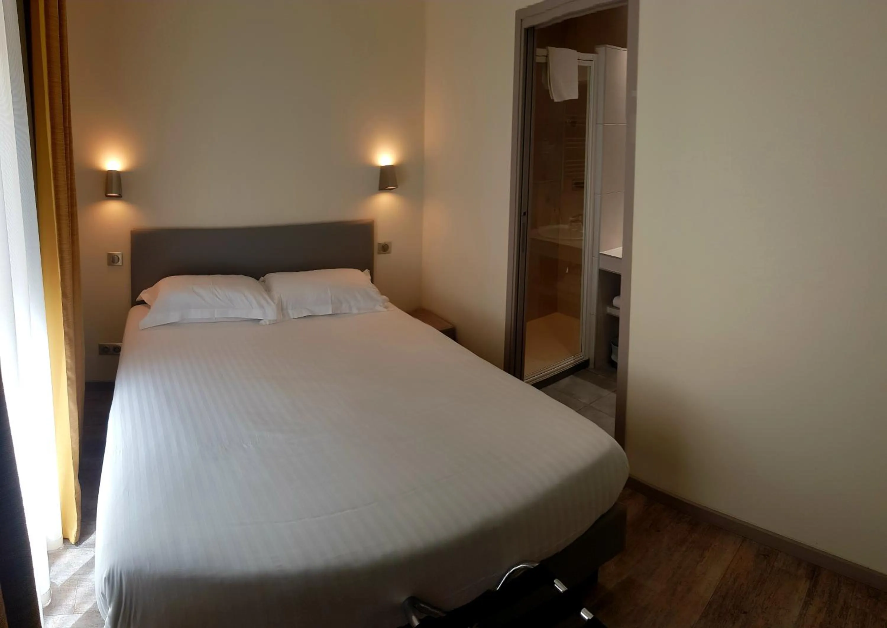 Bedroom, Bed in Hotel de la Couronne