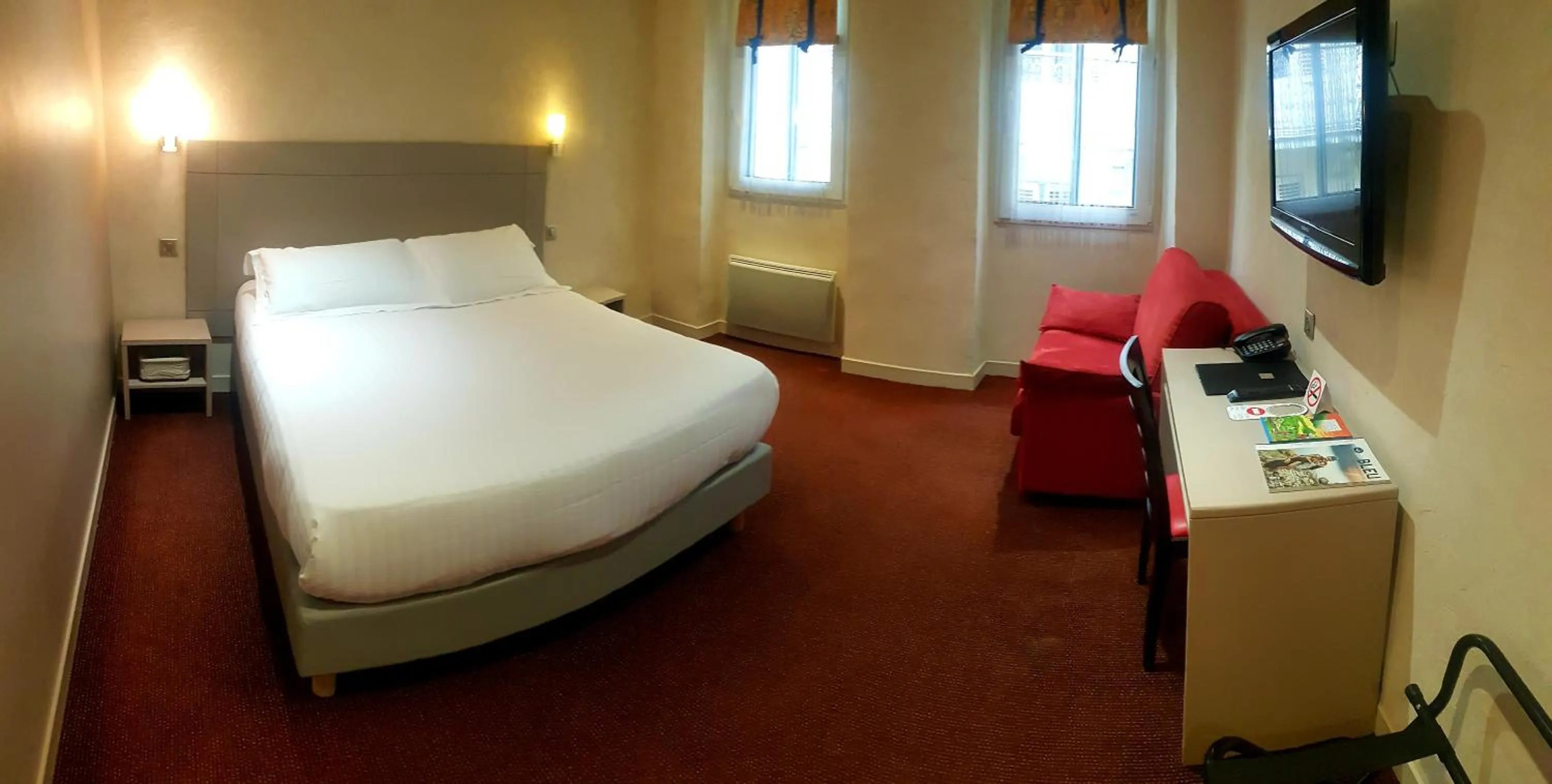 Photo of the whole room, Bed in Hotel de la Couronne