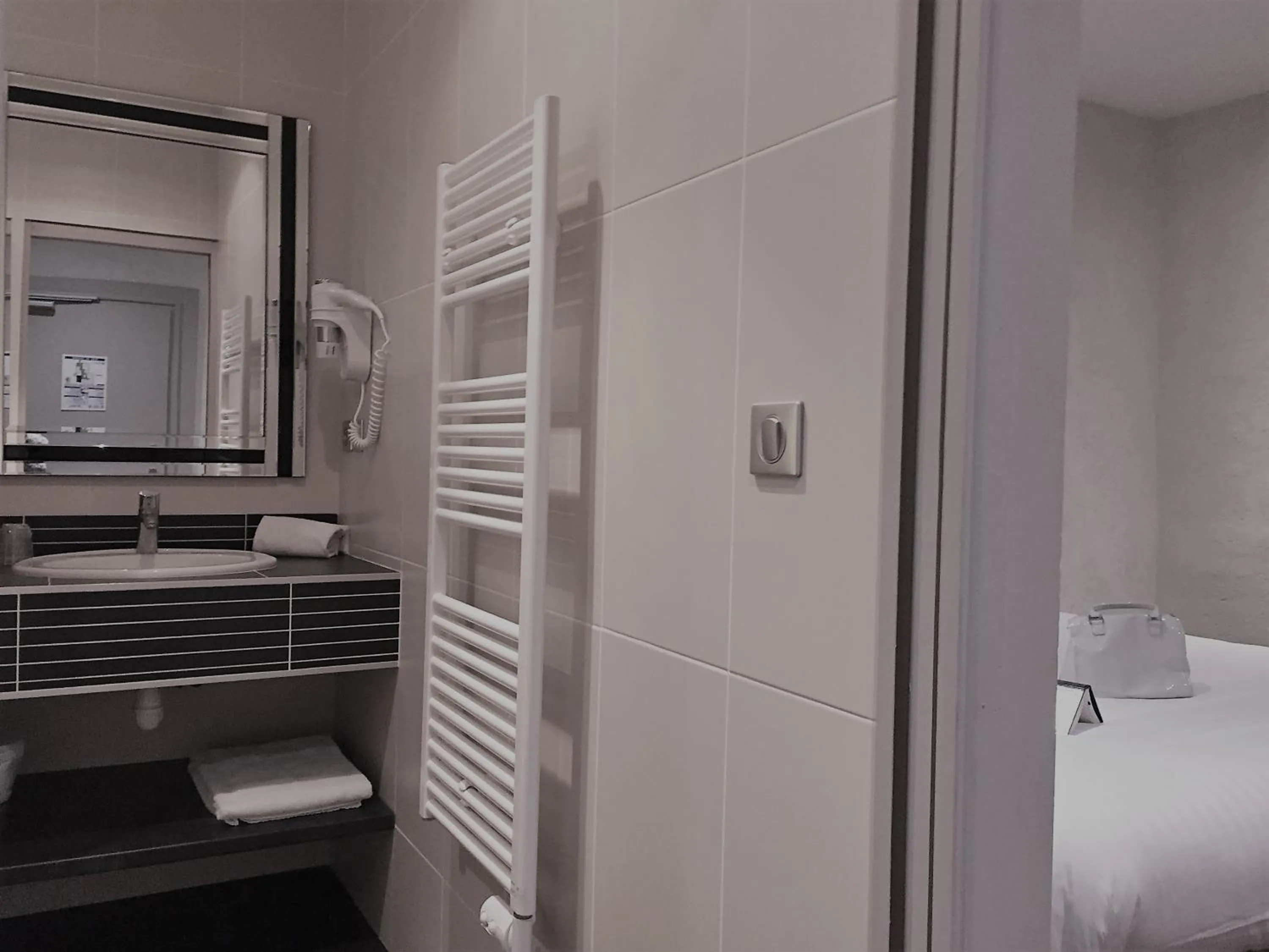 Bathroom, Bed in Hotel de la Couronne