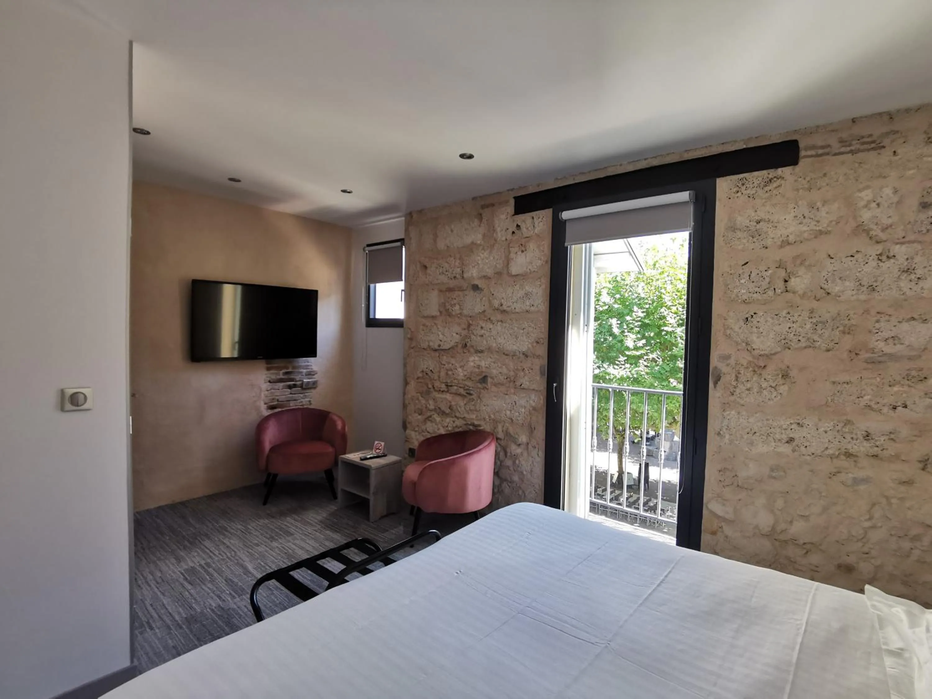 Shower, Bed in Hotel de la Couronne