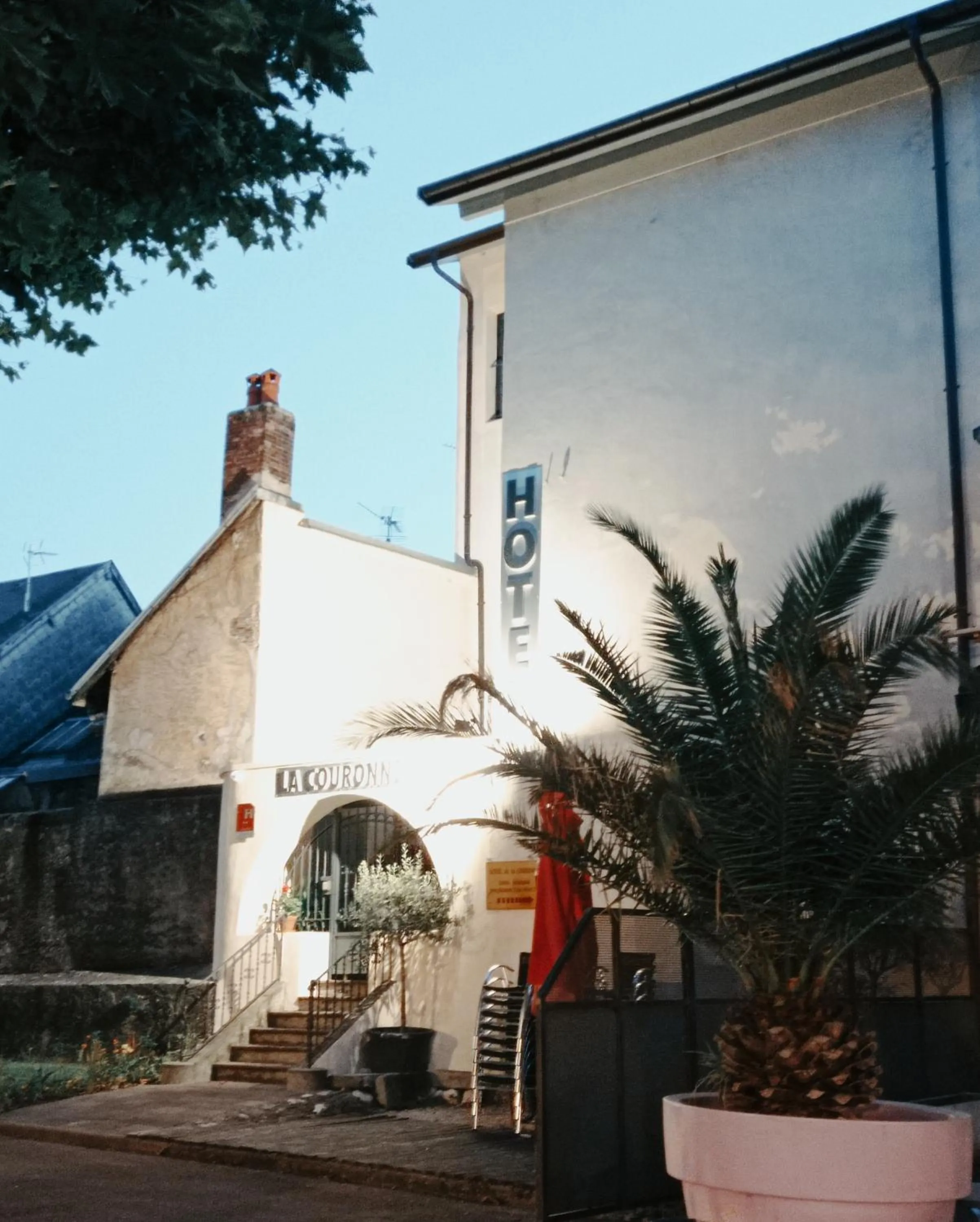 Property building in Hotel de la Couronne