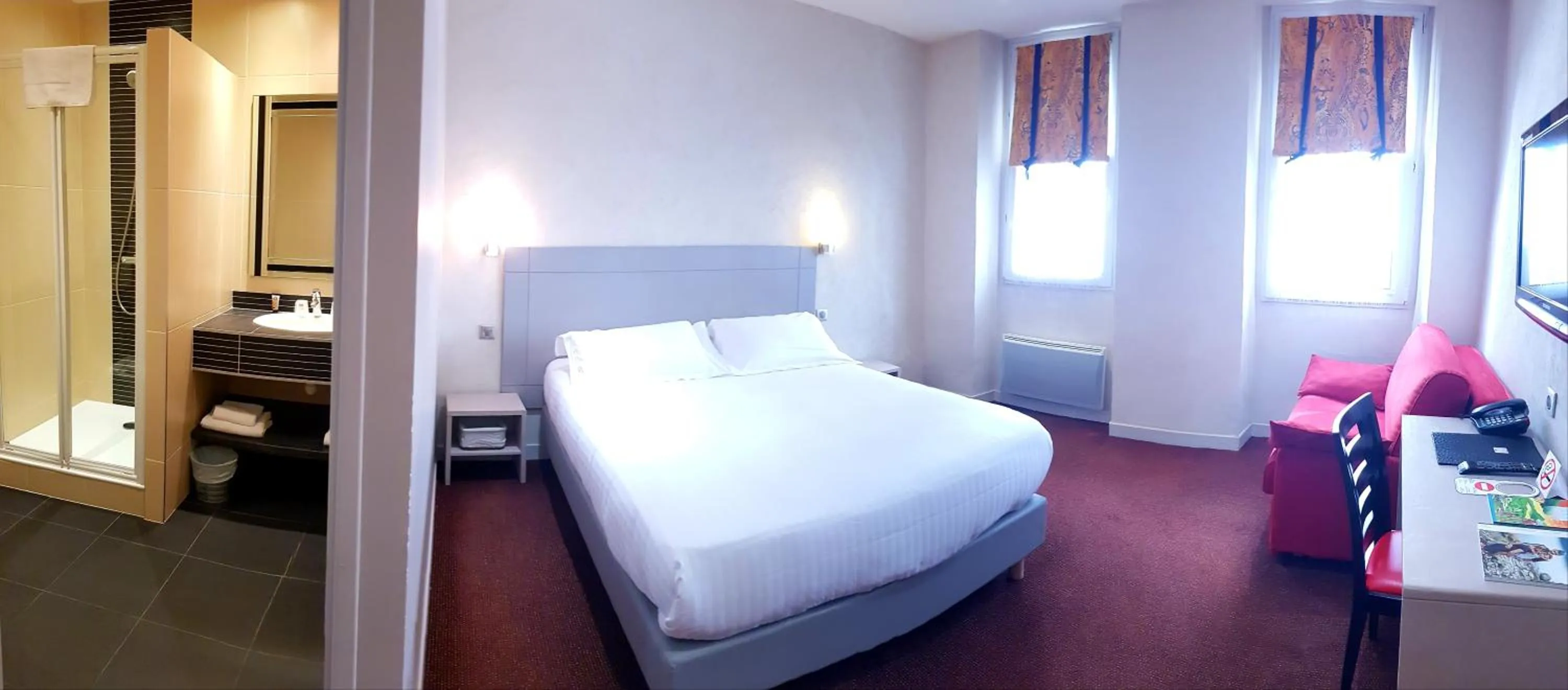 Photo of the whole room, Bed in Hotel de la Couronne