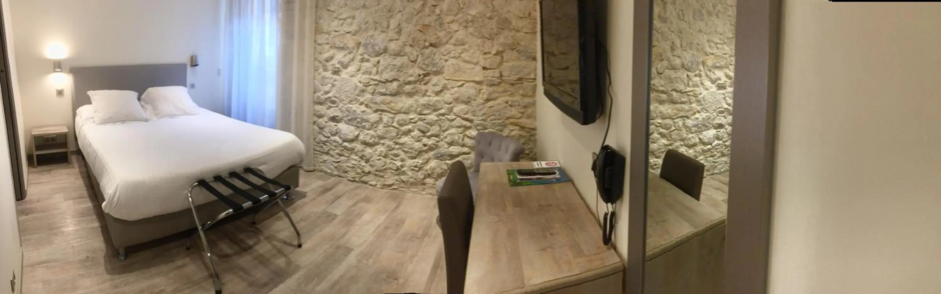 View (from property/room), Bed in Hotel de la Couronne