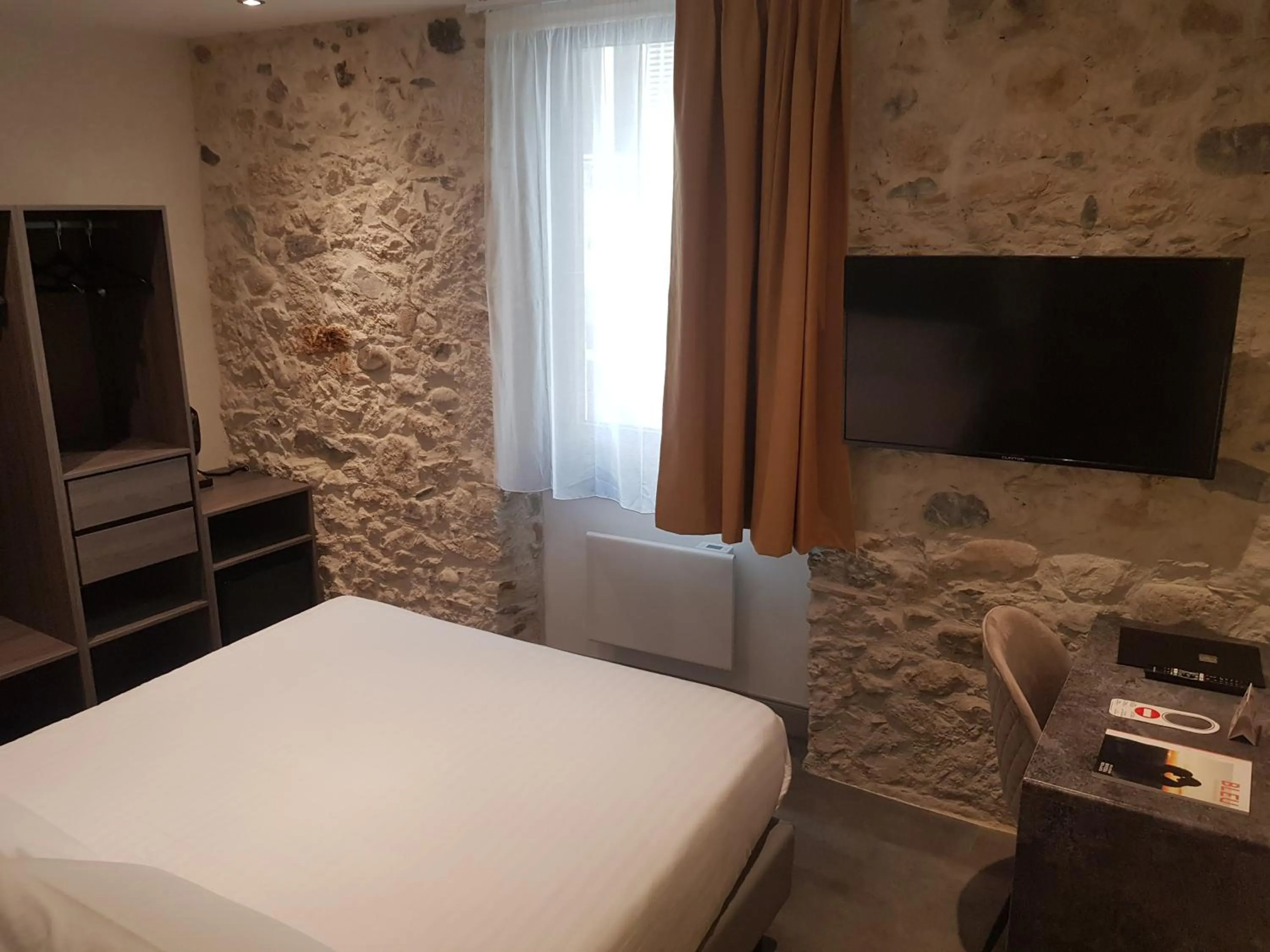 Bedroom, Bed in Hotel de la Couronne