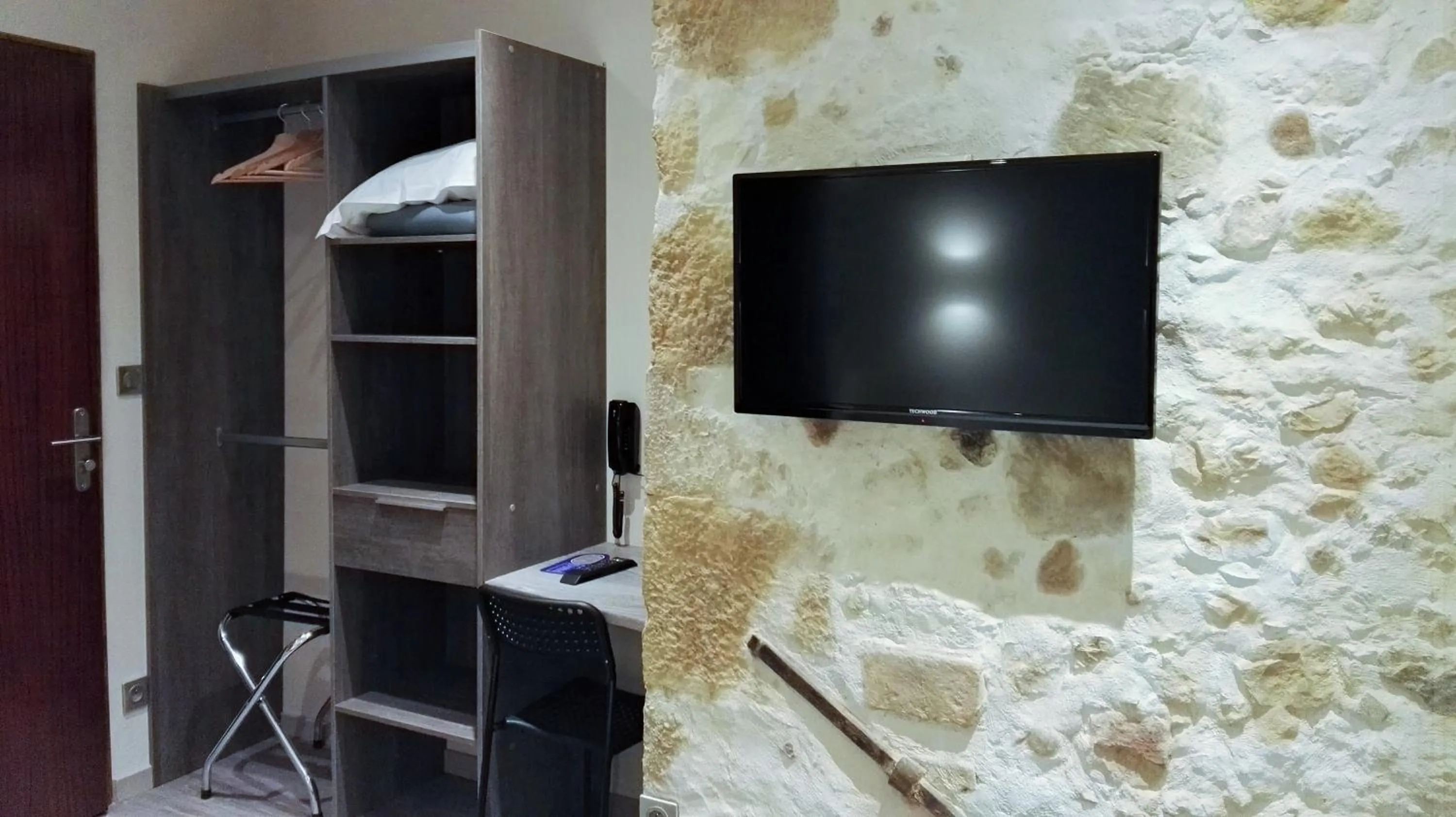 Photo of the whole room in Hotel de la Couronne