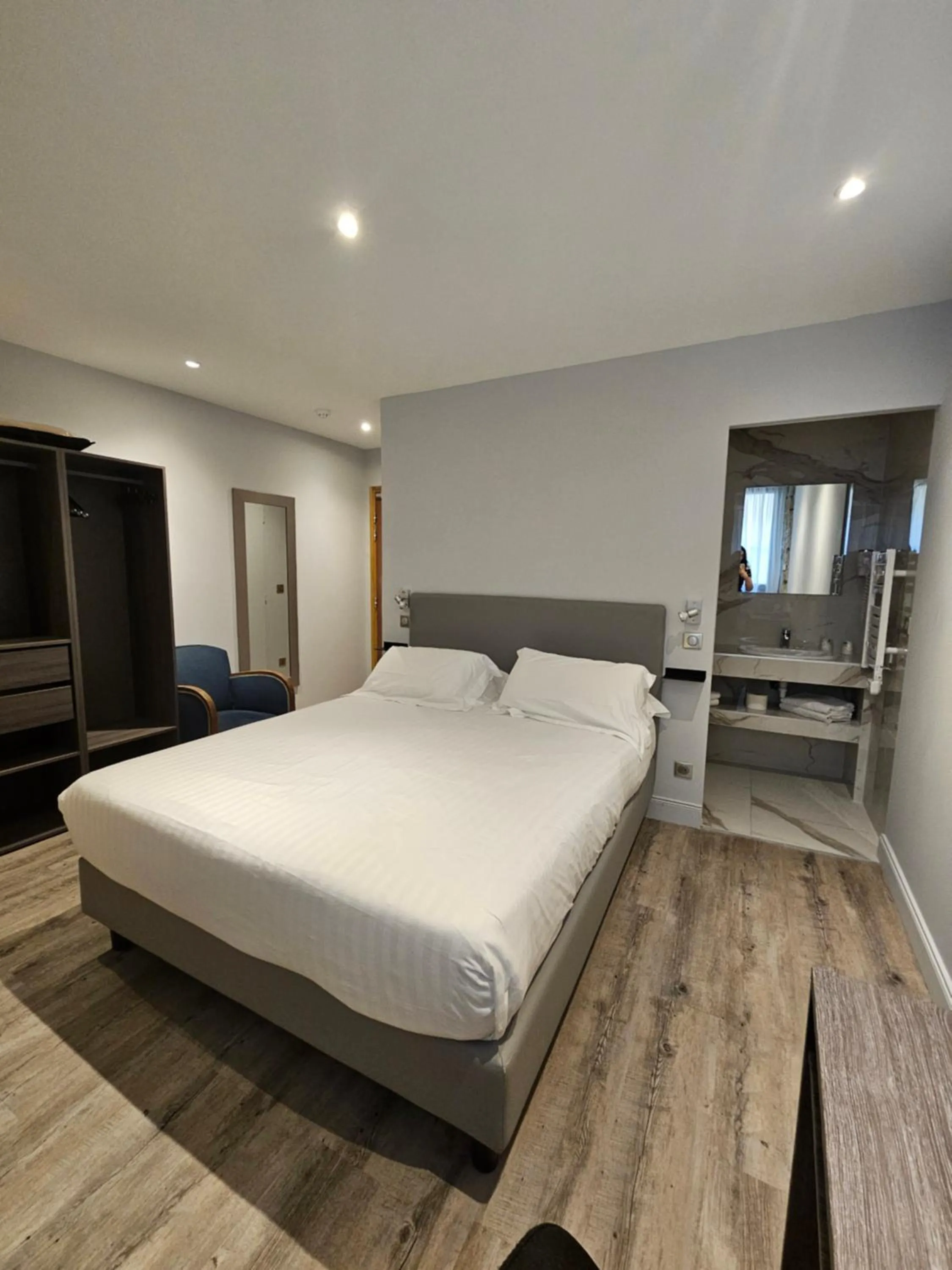 Photo of the whole room, Bed in Hotel de la Couronne